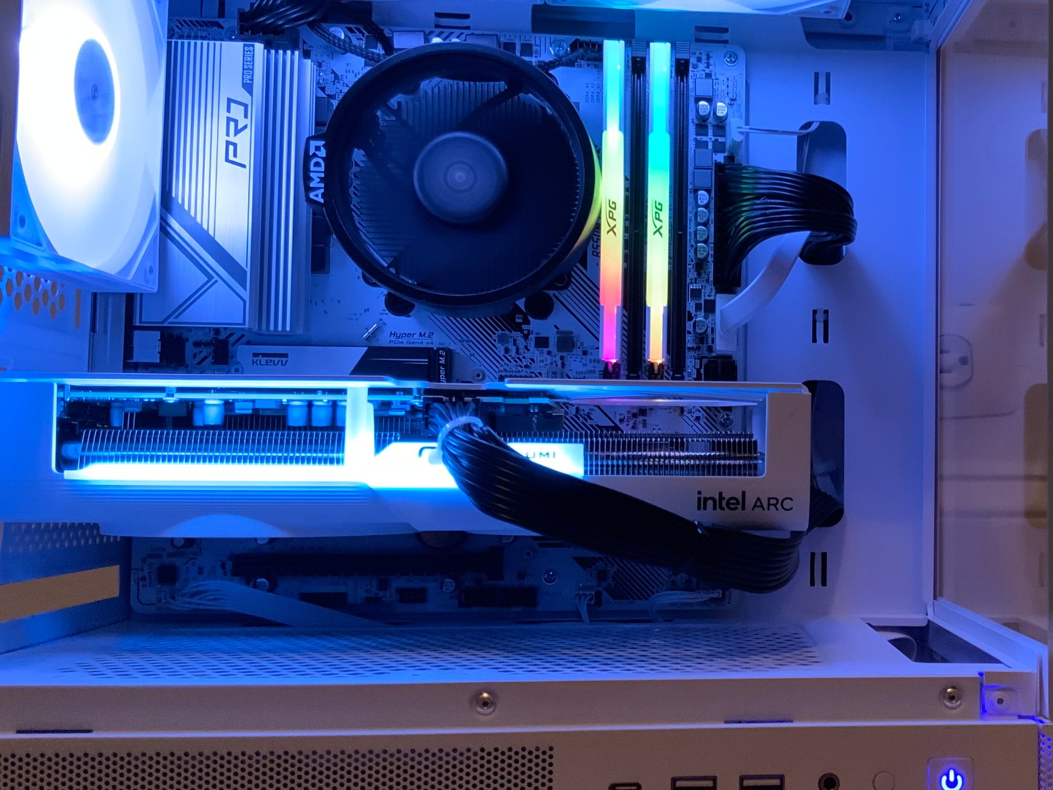 Extreme value white and black gaming pc Intel arc b580 and ryzen 5 5600!!