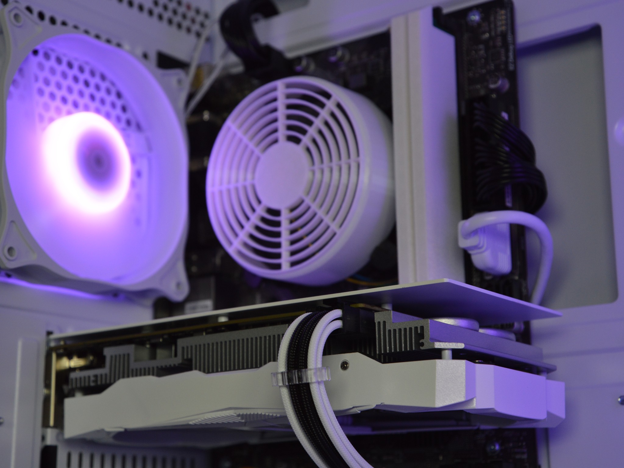 🧊🧊| RTX 2060 SUPER 6GB | INTEL i5-9500 | 16GB DDR4 RAM | 256 GB SSD + 1 TB HDD | Ice Box |