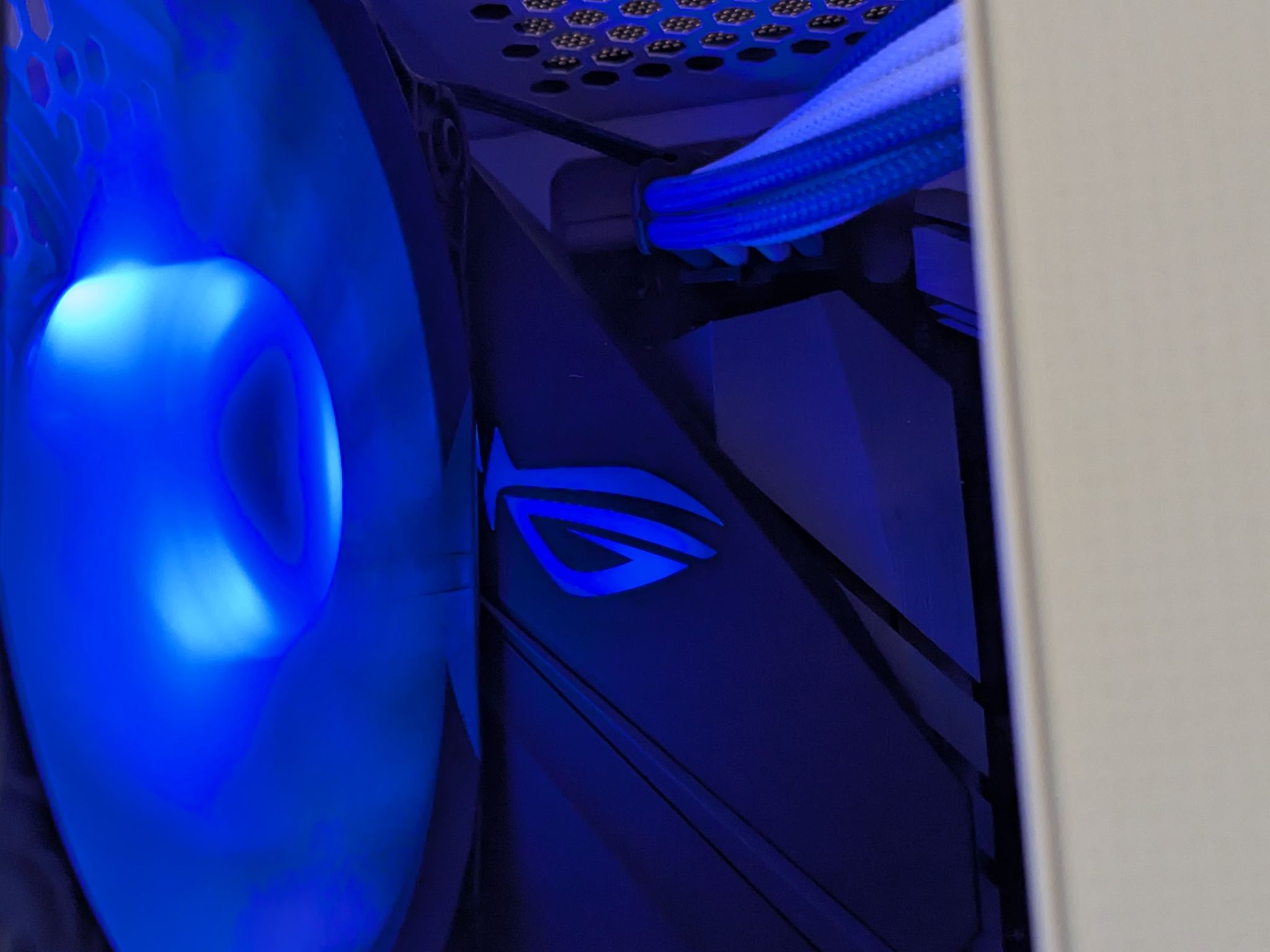 🧊 Frozone – White & Blue RTX 3060 Ti Build | 3700X + 1TB NVMe + 32GB DDR4 🎮❄️