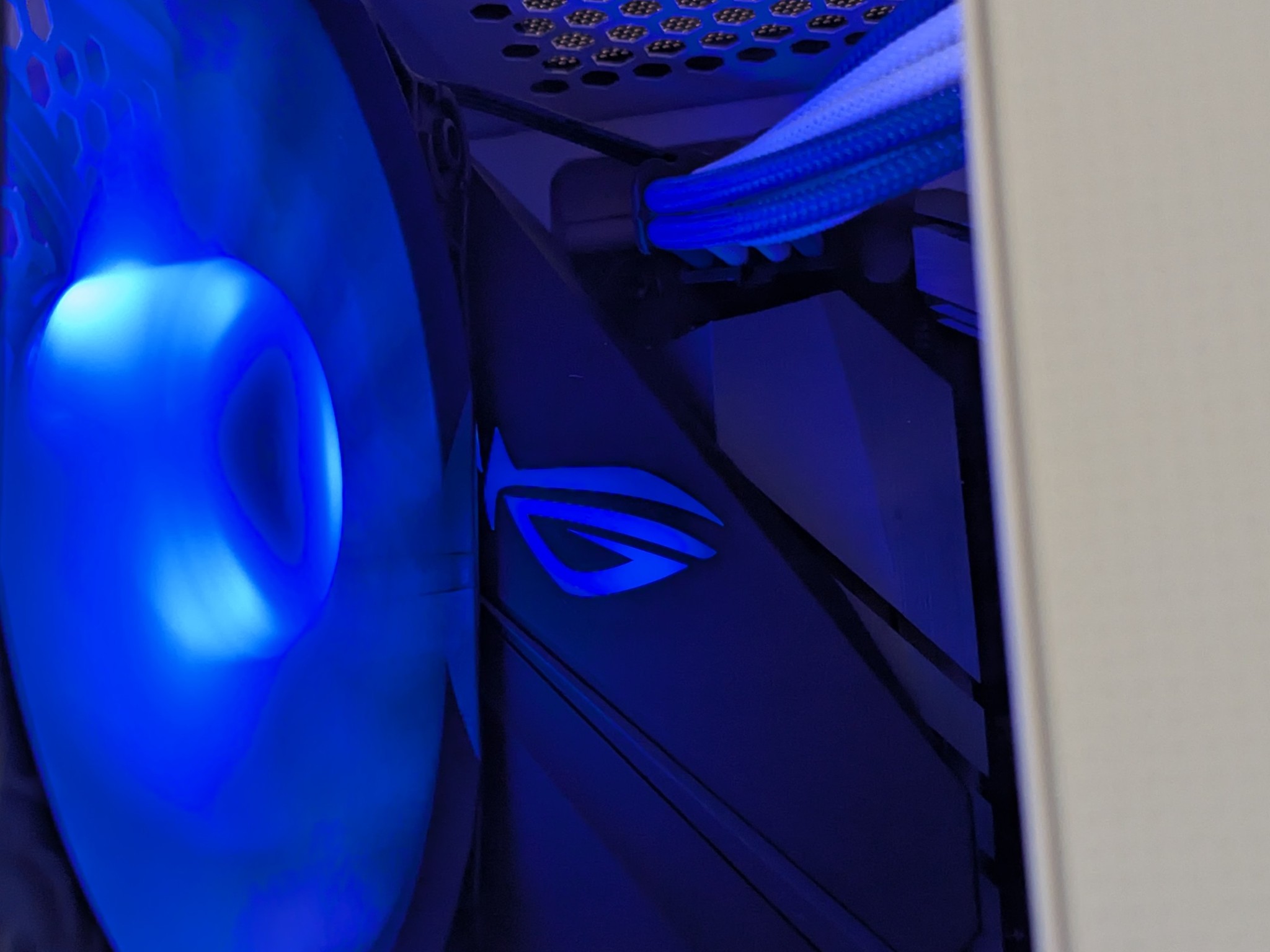 🧊 Frozone – White & Blue RTX 3060 Ti Build | 3700X + 1TB NVMe + 32GB DDR4 🎮❄️