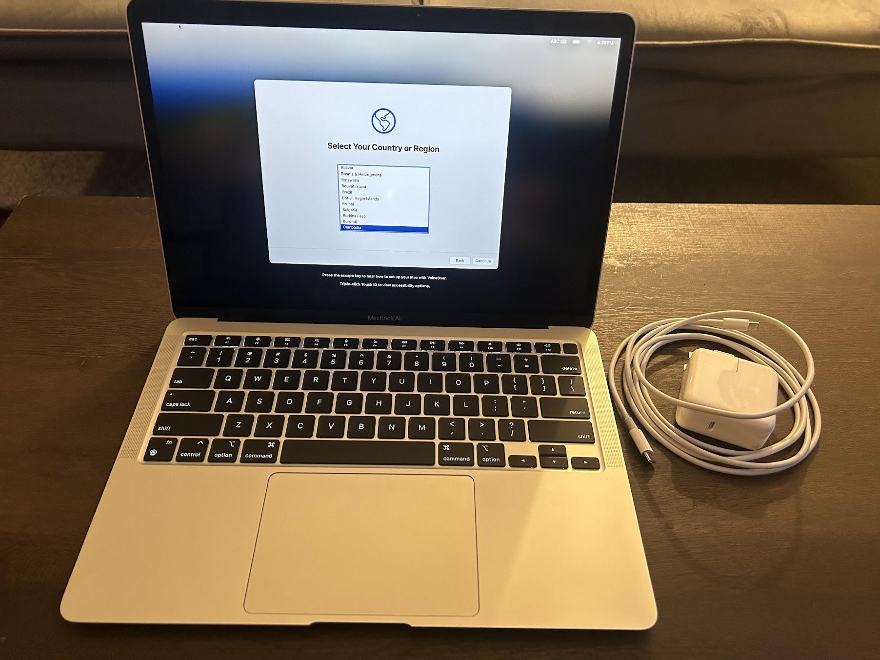 Macbook Air M1 13 in Silver, 8GB RAM, SSd 256GB