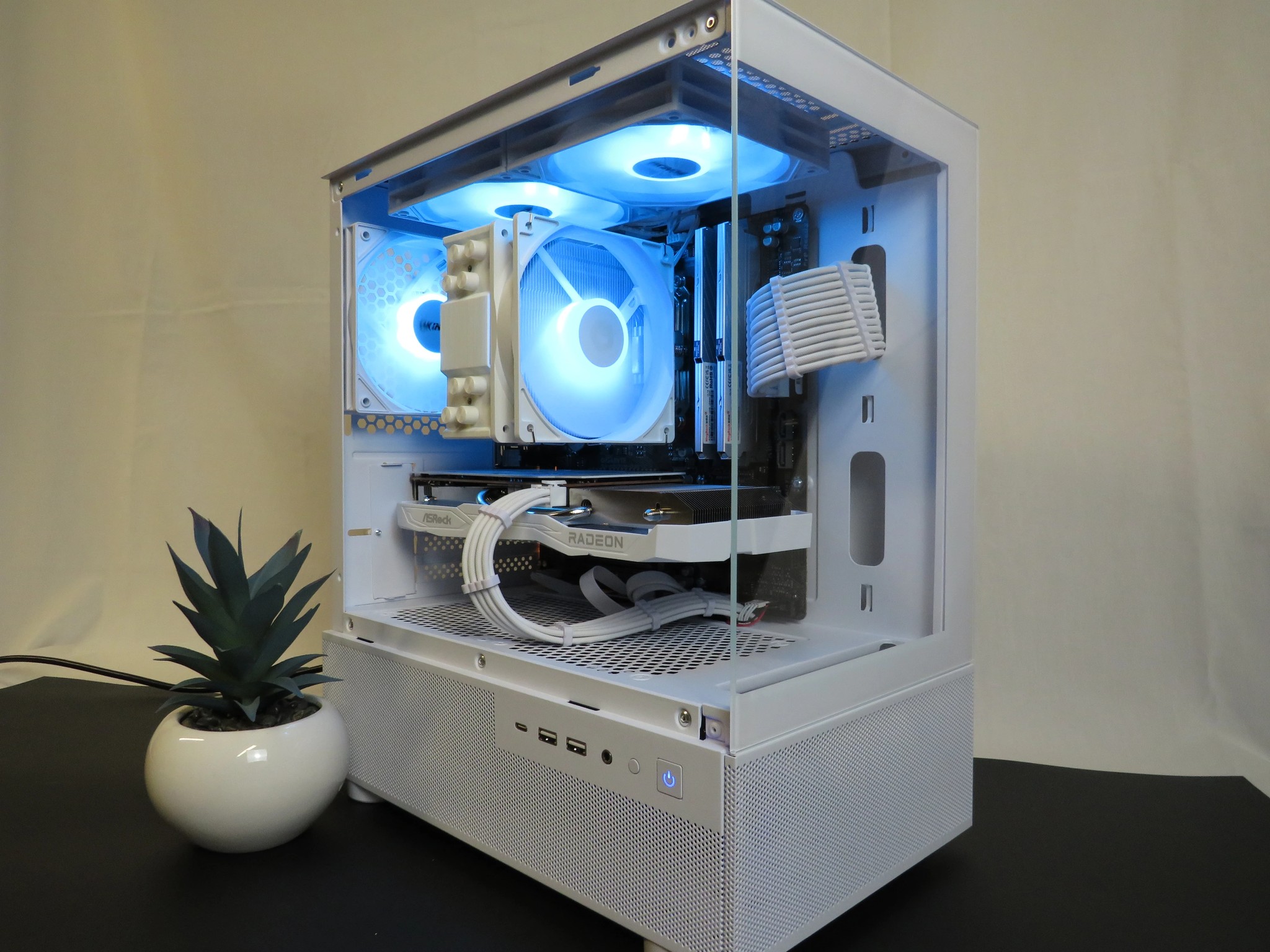 Beautiful Gamer: Ryzen 5 5600 + RX 6600 + 32 GB DDR4 + 1 TB NVME SSD