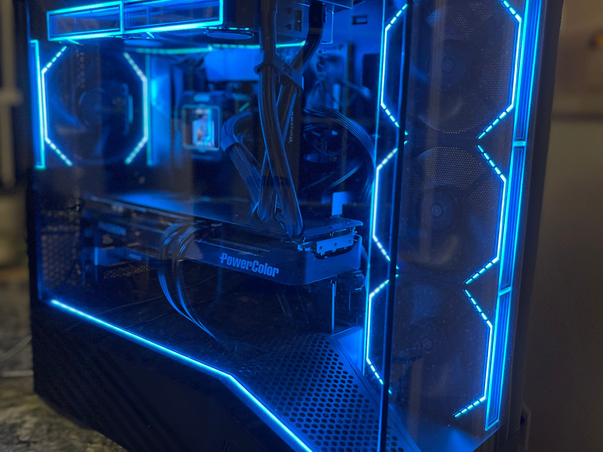 High End Gaming PC – i7‑14700K / RX 9070 XT / 32GB / 1TB With LCD Screen AIO