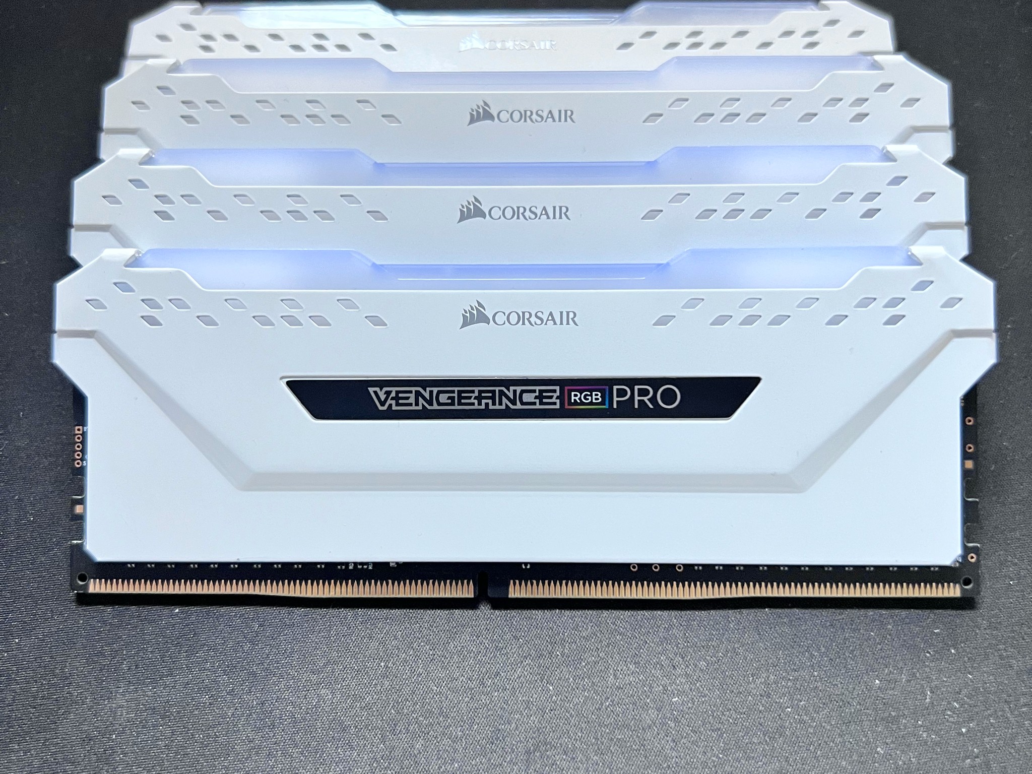 White Corsair Vengeance RGB Pro DDR4 4x8 32GB 3000 MHz