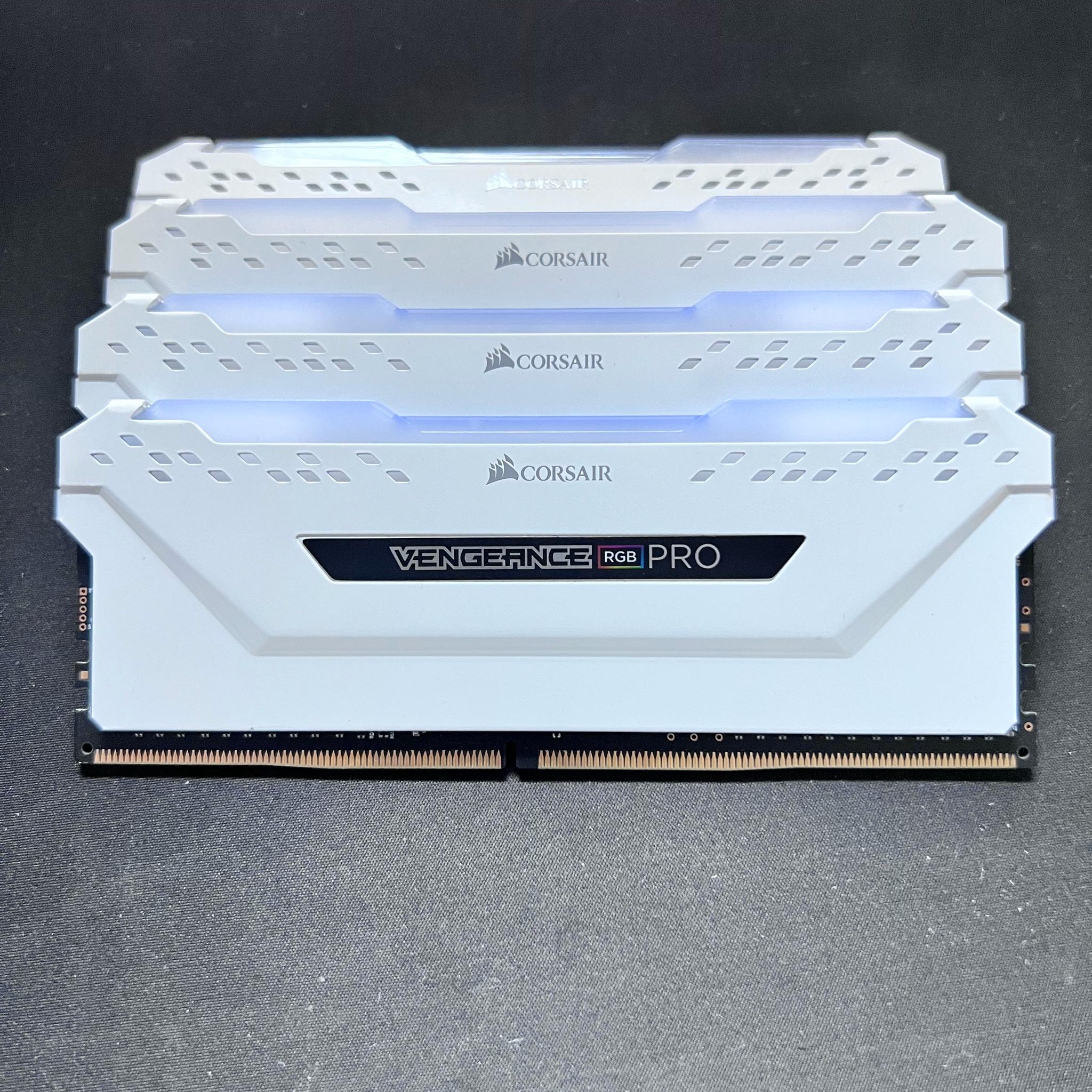 White Corsair Vengeance RGB Pro DDR4 4x8 32GB 3000 MHz