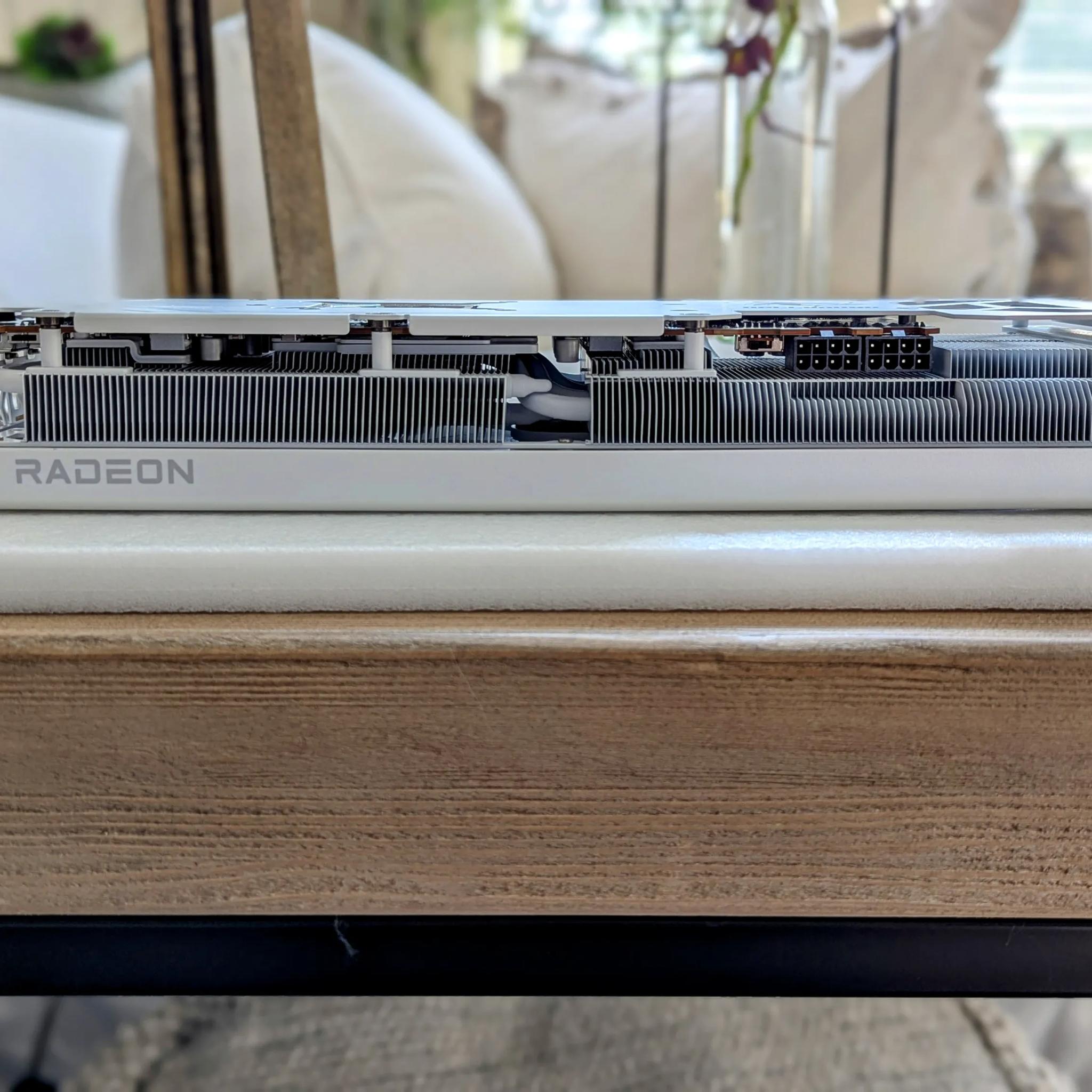 PowerCooler Hellhound 7800XT Spectral White