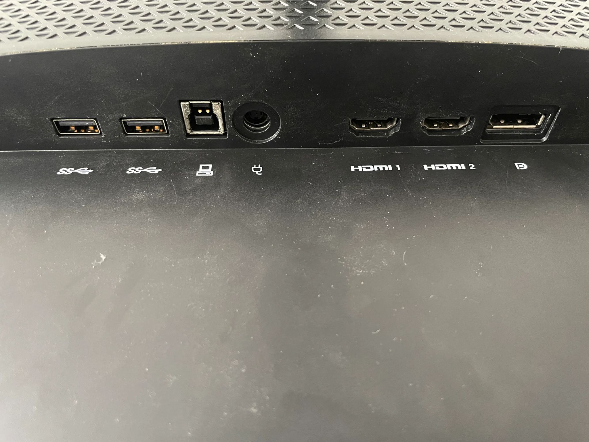 Omen HP monitor 144hz (has super small chip on screen, see pictures)