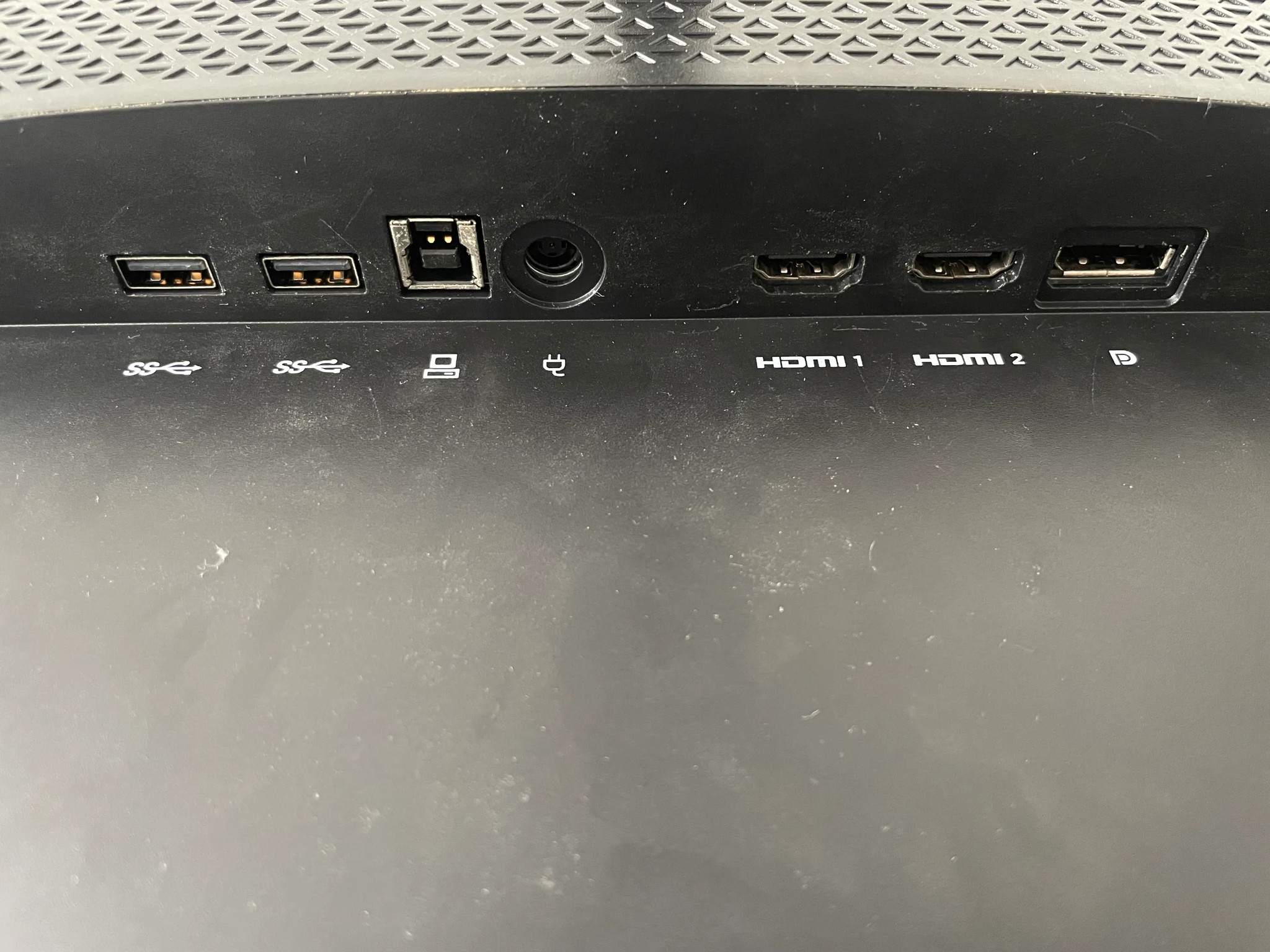 Omen HP monitor 144hz (has super small chip on screen, see pictures)