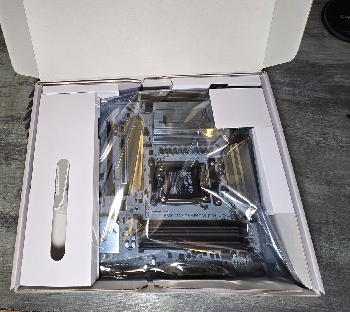 *New In Box* Asus B850 MAX Wifi W