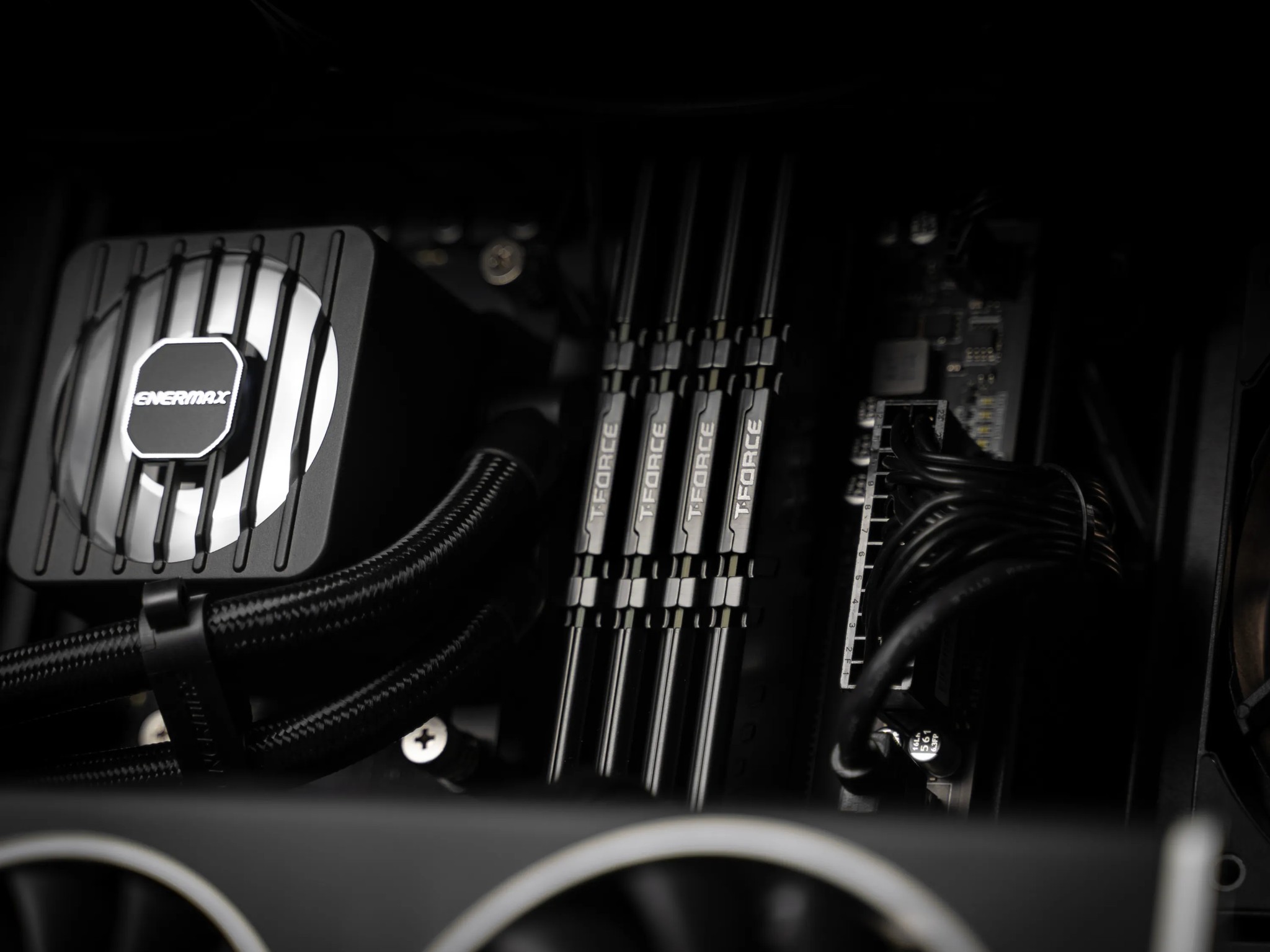 “DeuxDarc-F” RX 7800 XT Ryzen 7 32GB Windows 11 Pro 2TB Gaming PC Powerhouse