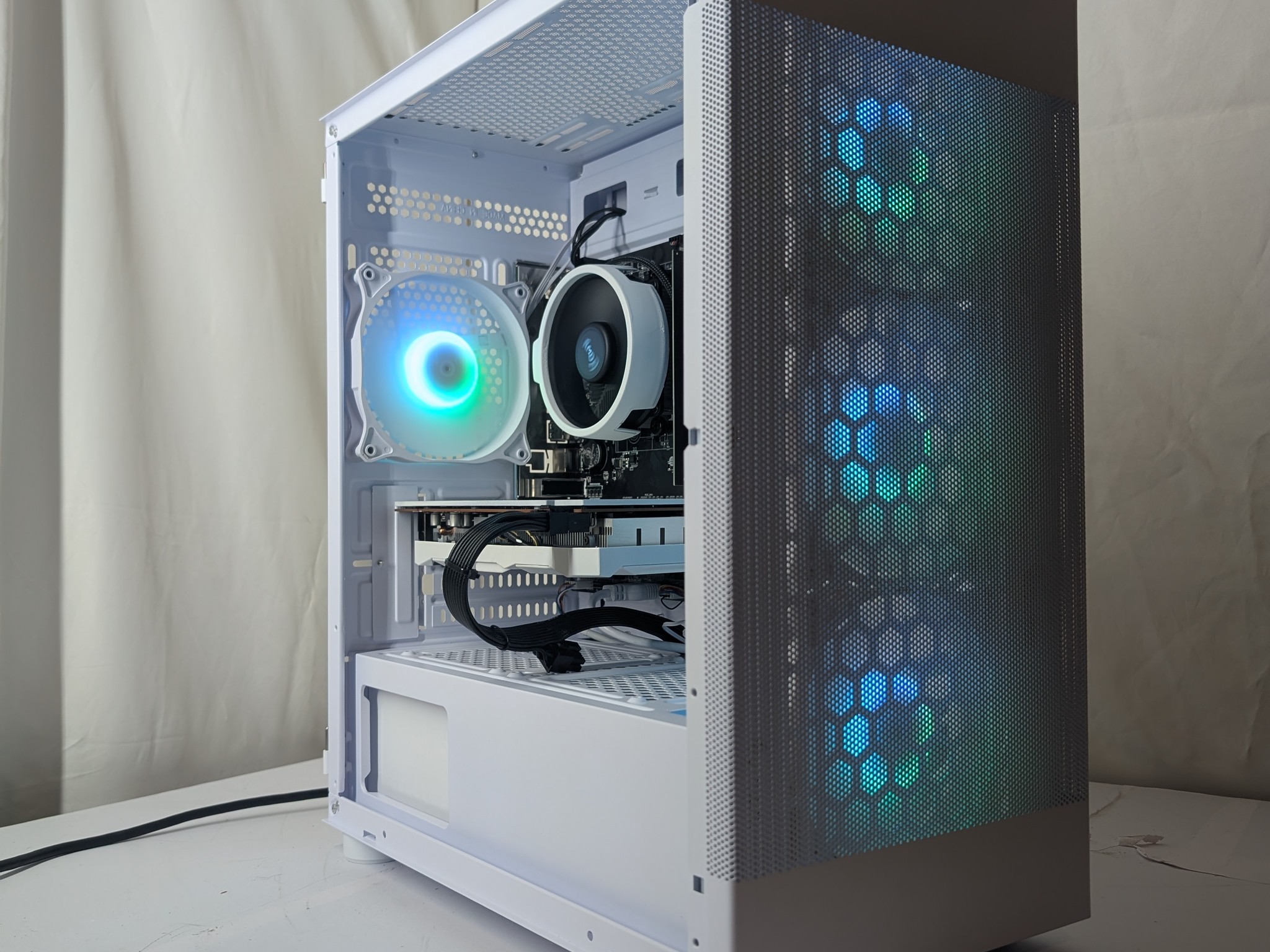 RX 6600XT | RYZEN 5 2600 | 500GB NVME | 16GB ddr4 | ALL WHITE