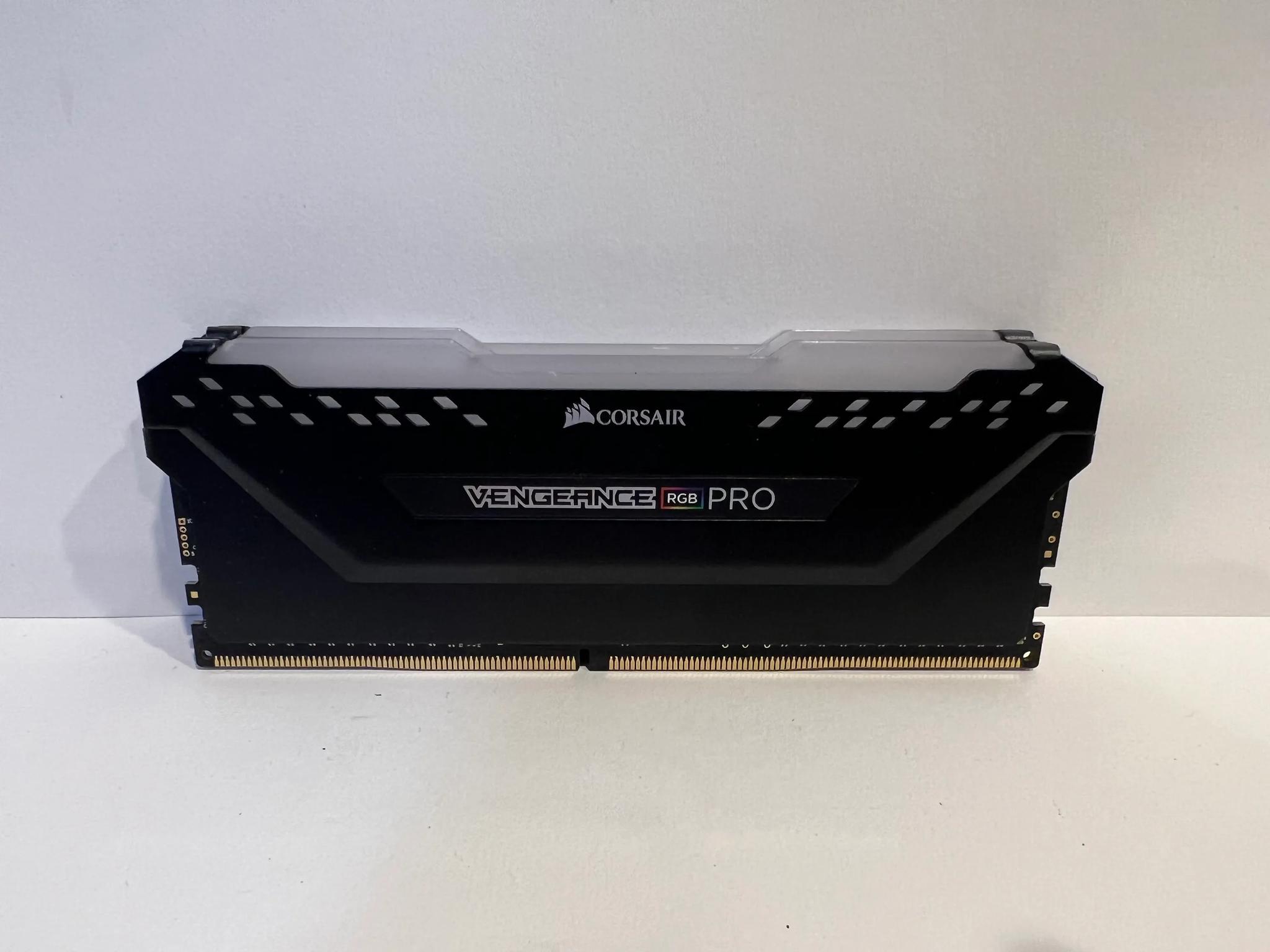 32GB DDR4 RAM - Corsair RGB 3000 MHz