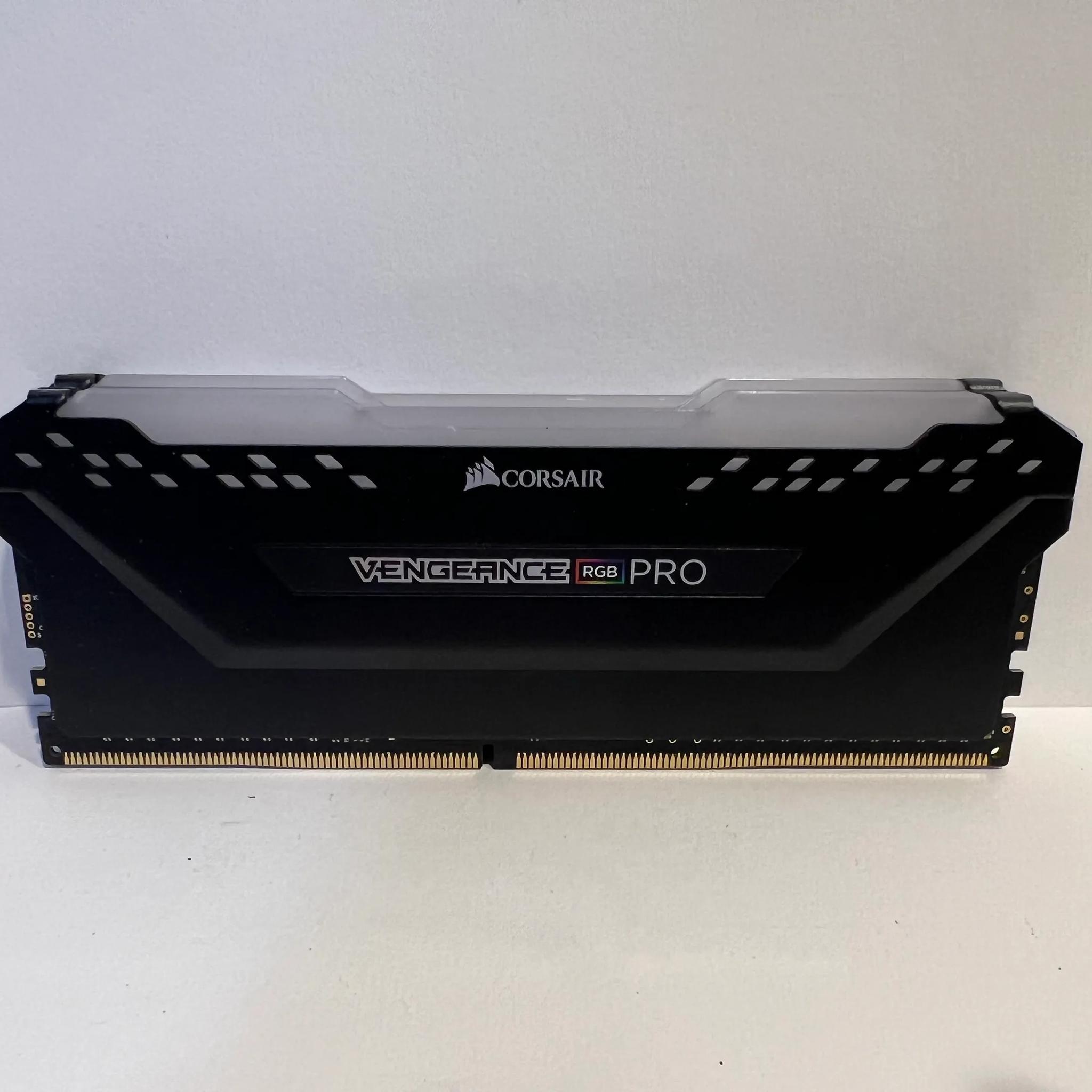 32GB DDR4 RAM - Corsair RGB 3000 MHz