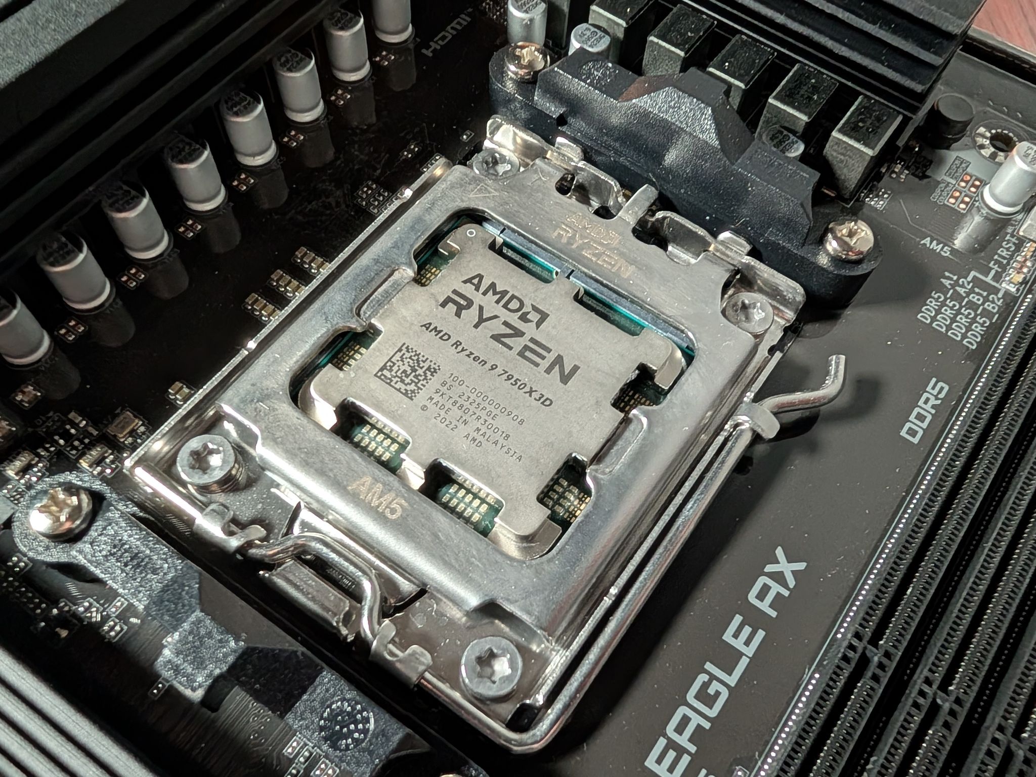 AMD Ryzen 9 7950X3D + B650 Bundle