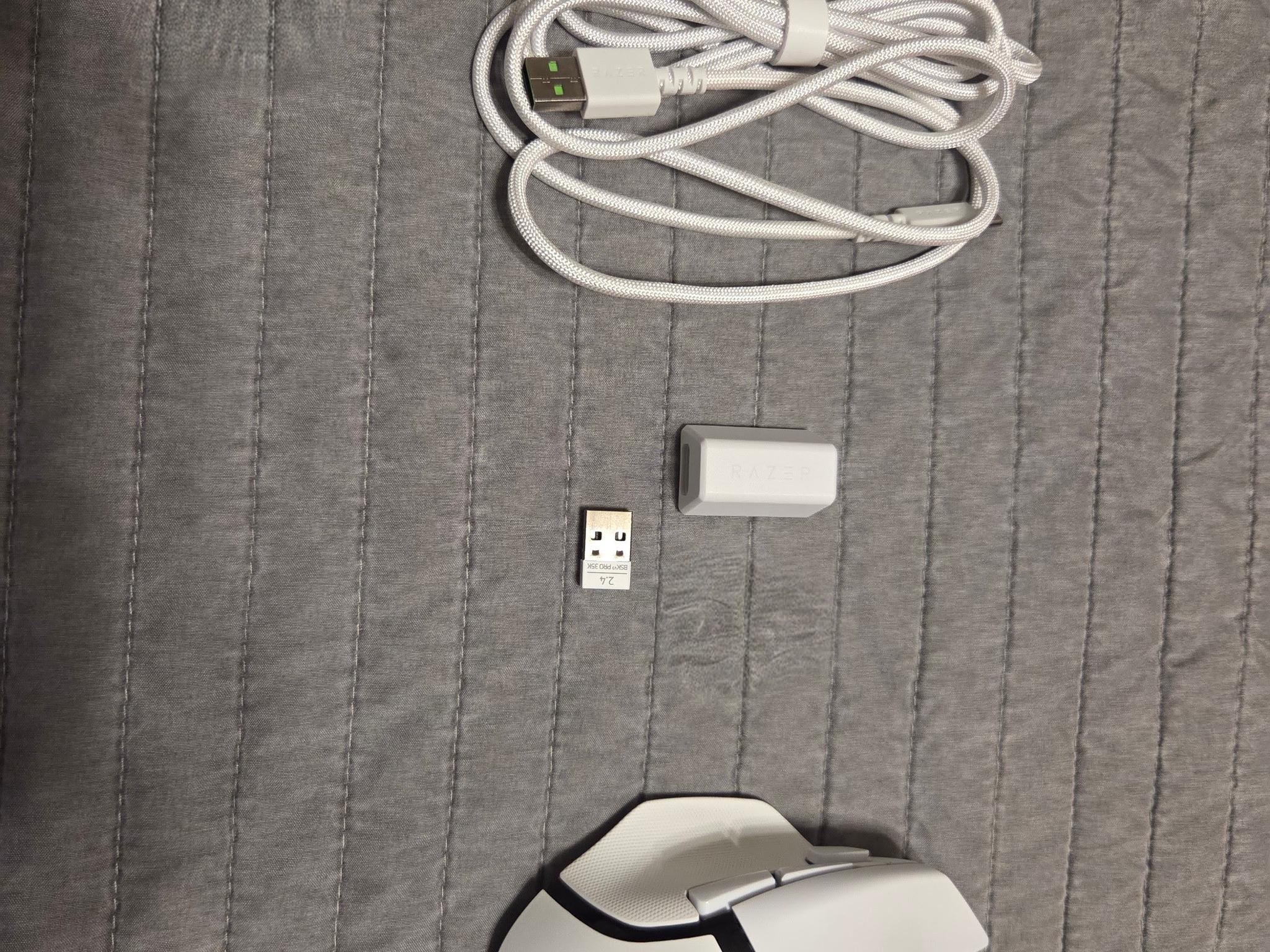 Razer Basilisk v3 pro 35k in Mercury White (Great Condition)