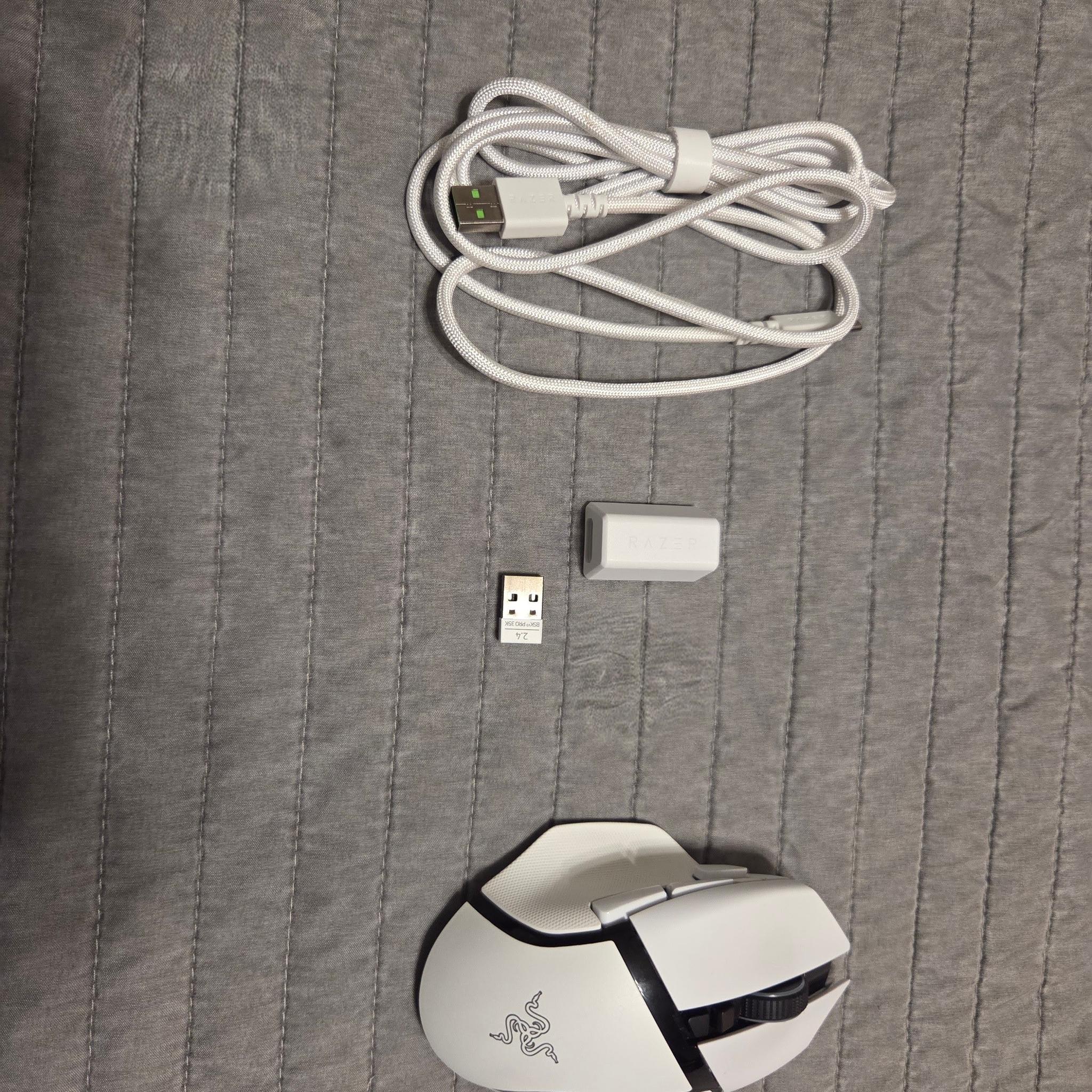 Razer Basilisk v3 pro 35k in Mercury White (Great Condition)
