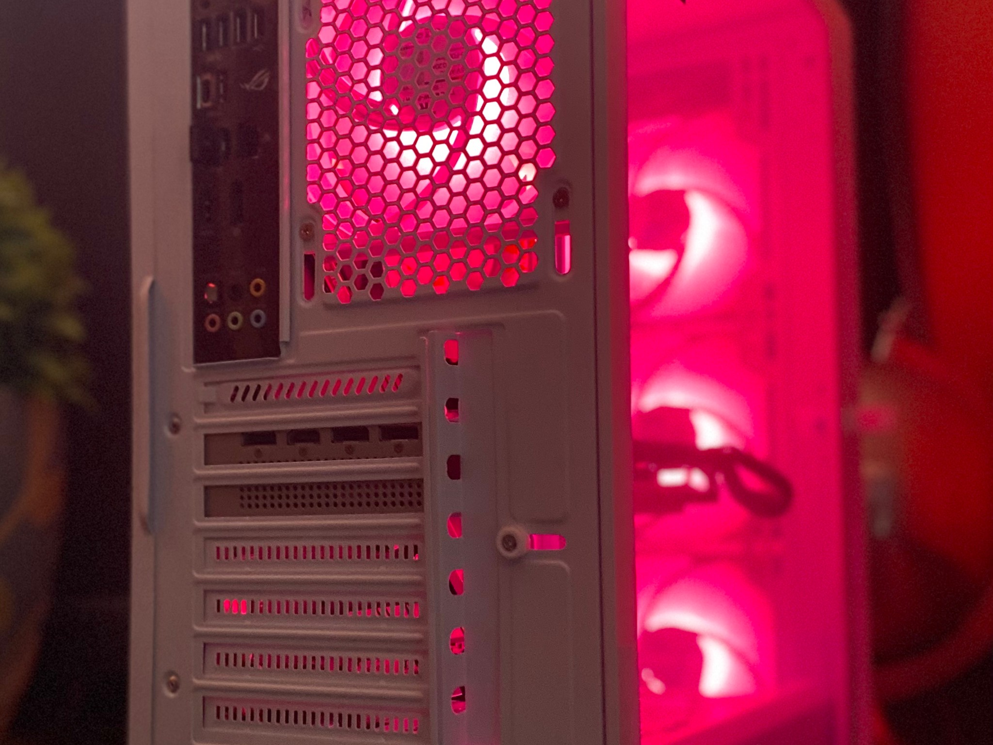 (White) Gaming PC|🩸Blo0D 5700XT| Ryzen 5| 16GB (2x8GB) RGB DDR4| 1TB NVMe/SSD| Windows 11 Pro