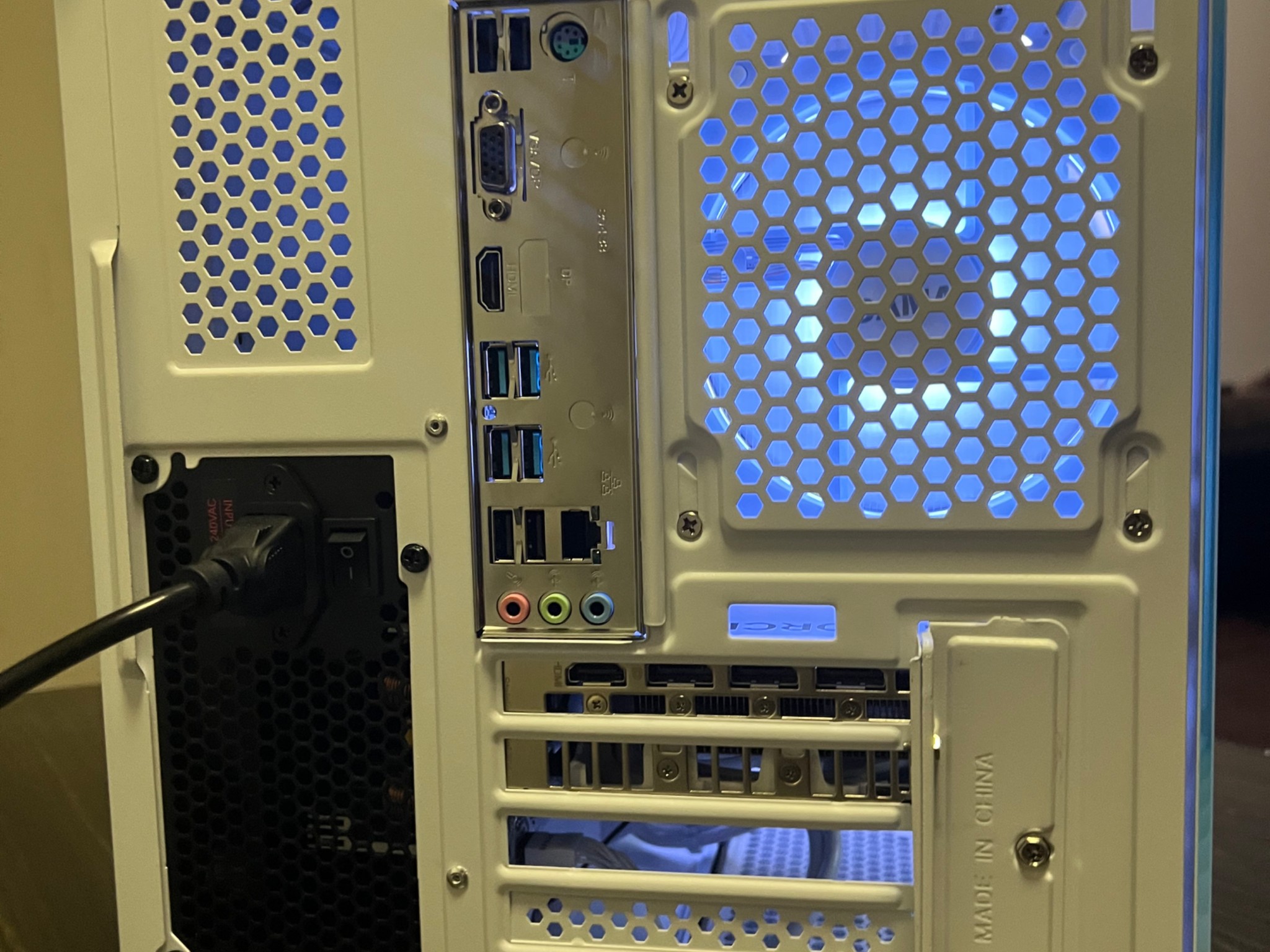 All white gaming pc with |RTX 4060 oc|ryzen 5 5600| 32gb ddr4 3200mhz