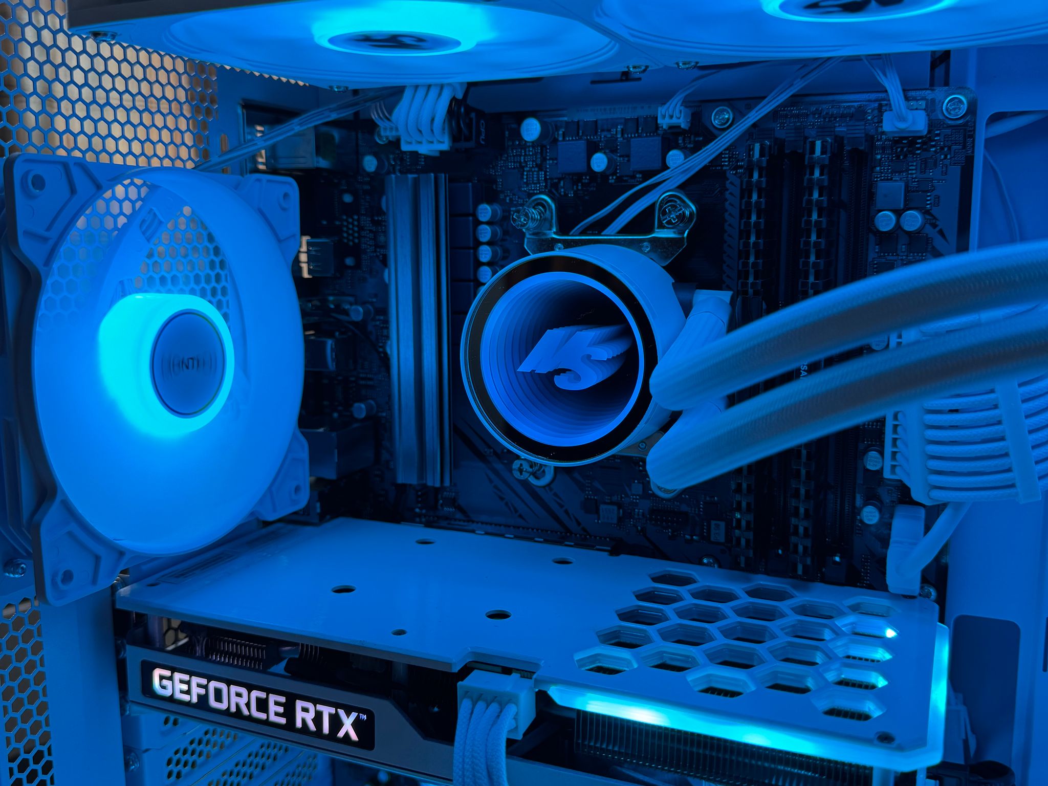 Frost Apex  | Custom Gaming PC | 3060 TI - R5 5500 - 16GB Ram - 1tb SSD
