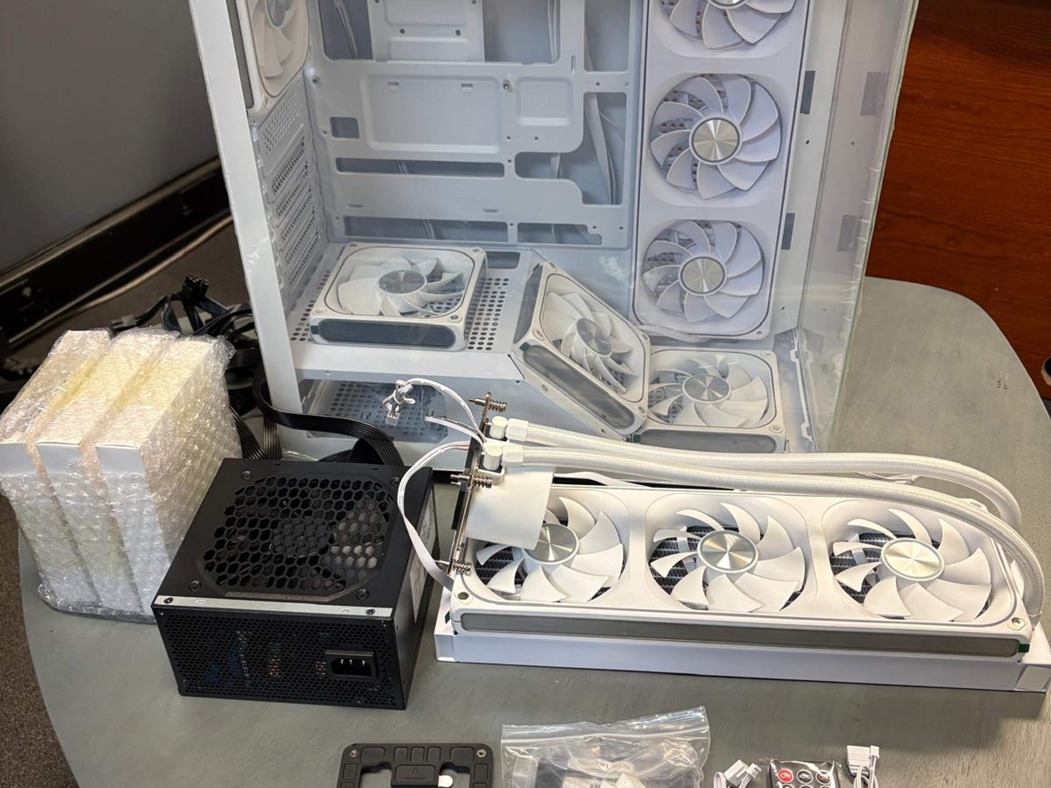 NEW - White Compact Dual-Chamber Mid Tower Airflow Case with Tempered Glass