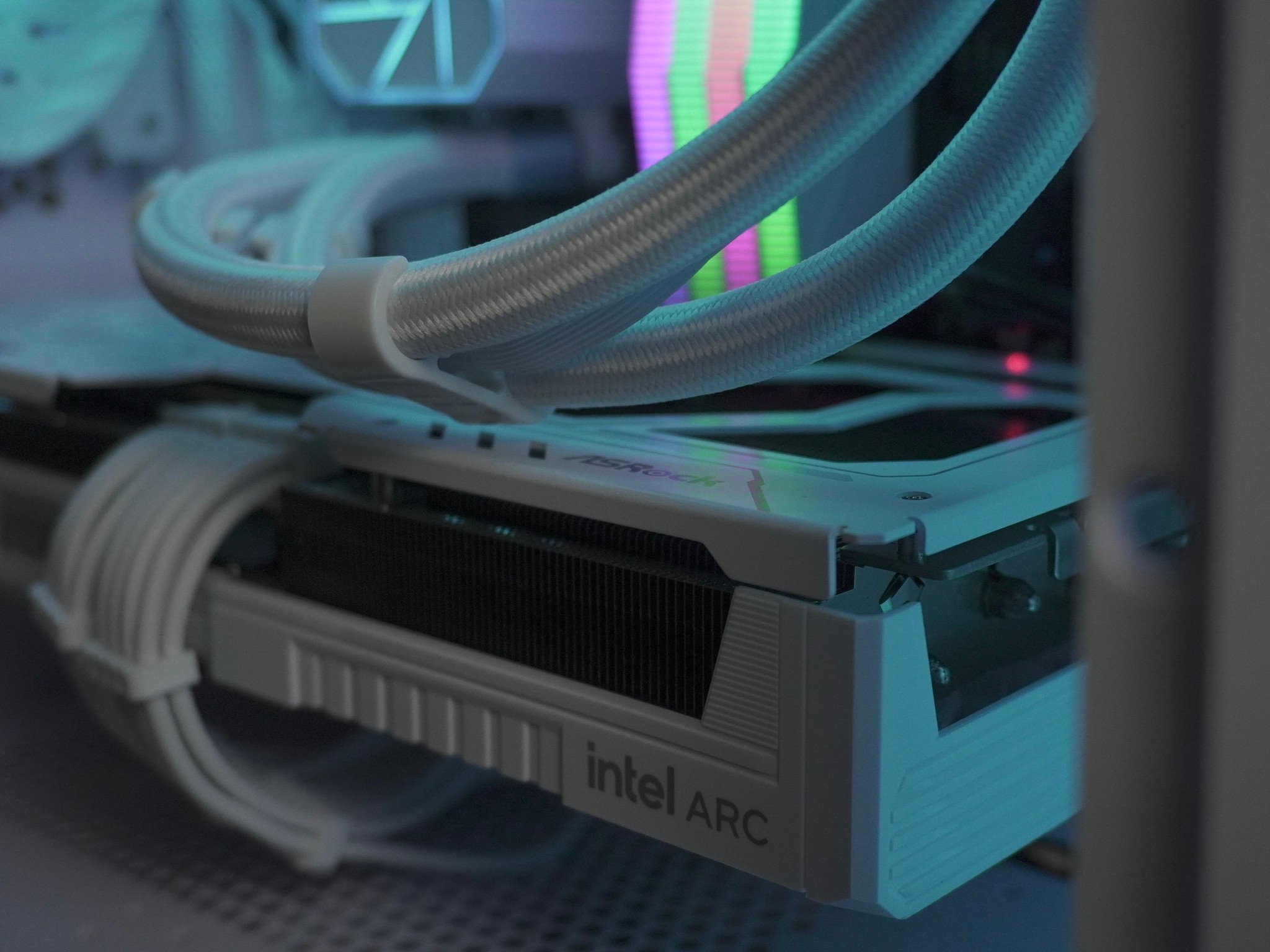Whiteout Gaming PC | Arc B580 12GB, Core i5-14400F, 32GB DDR4-3200, 512GB NVMe