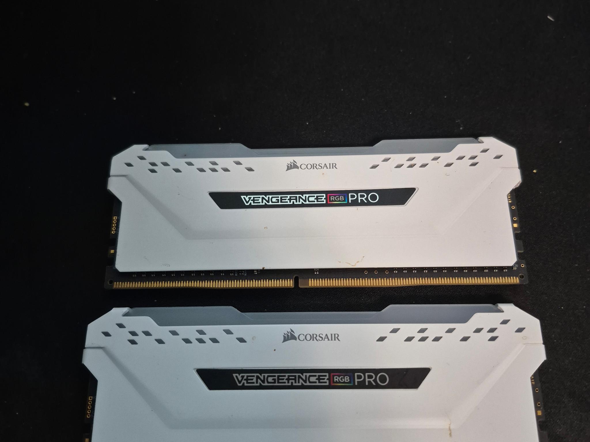 Ddr4 8x2(16gb)Corsair Vengeance Rgb pro