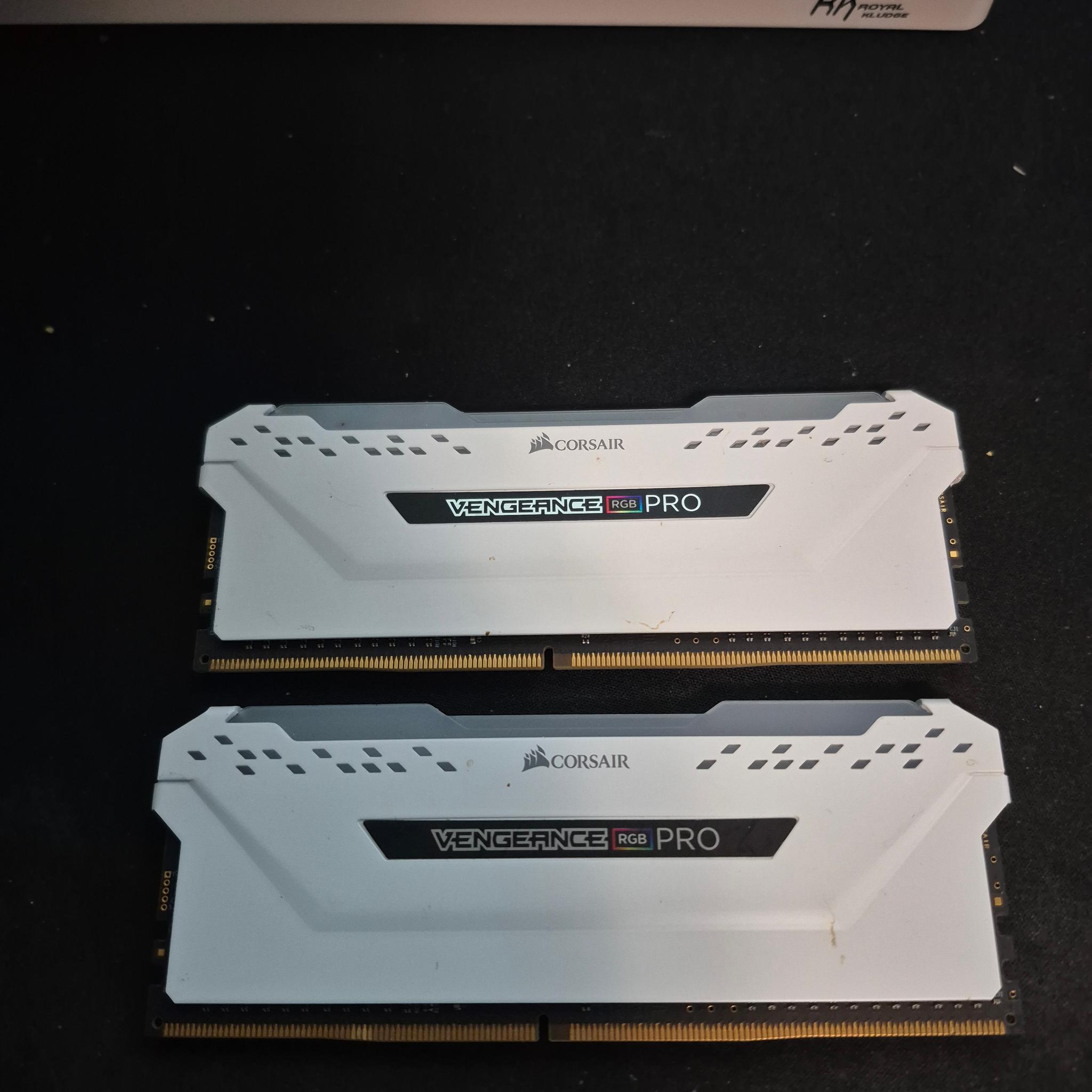 Ddr4 8x2(16gb)Corsair Vengeance Rgb pro
