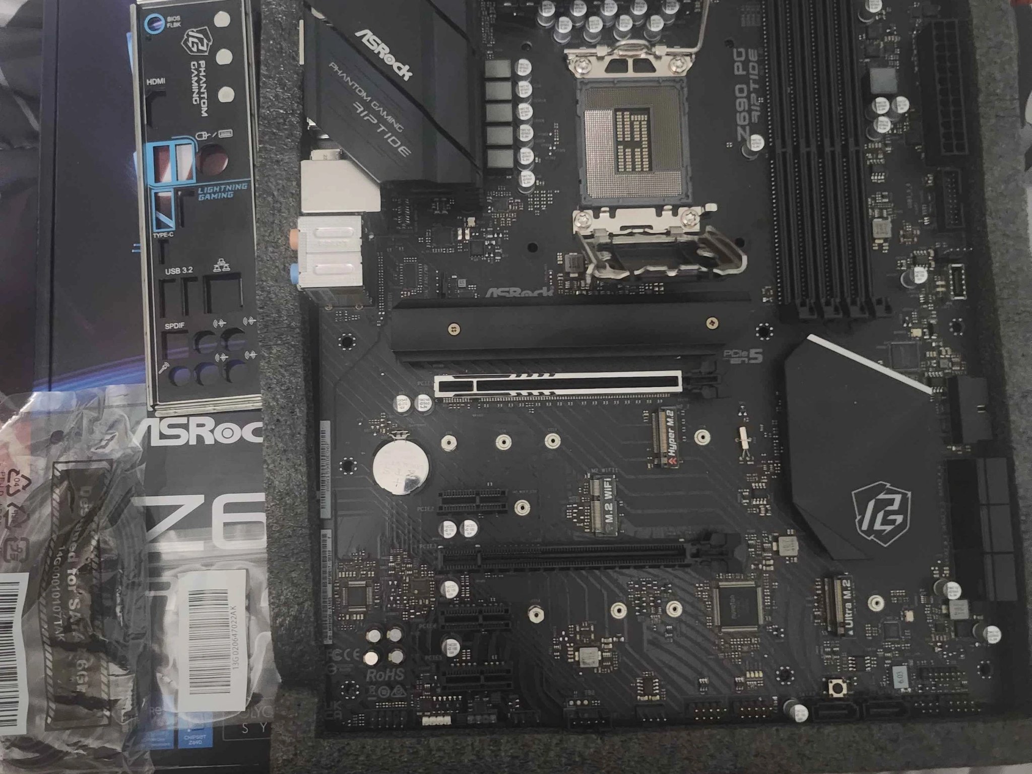 Z690 ASRock PG Riptide D4 with CPU Cooler and Ram