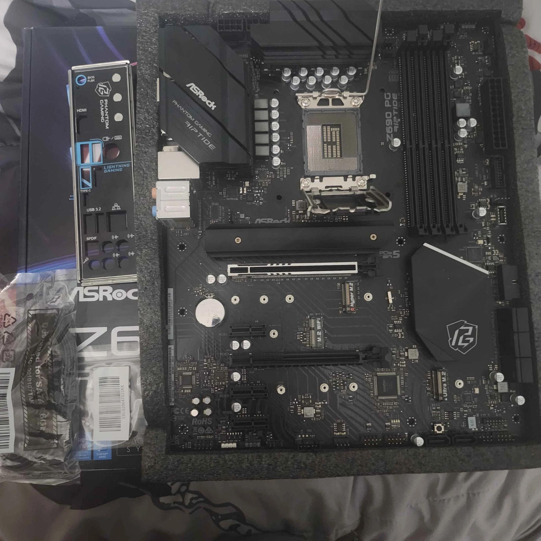 Z690 ASRock PG Riptide D4 with CPU Cooler and Ram