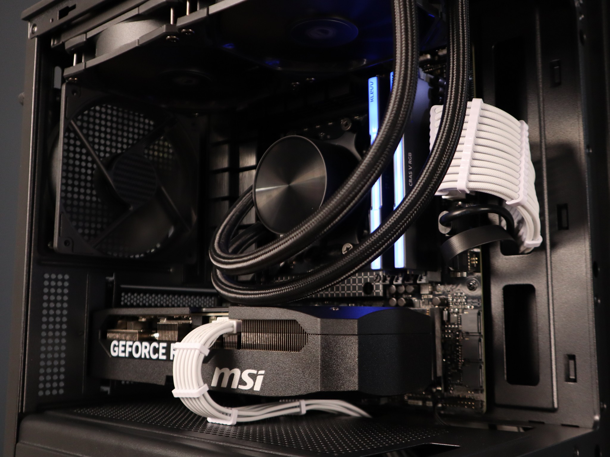 BRAND NEW 5070 GAMING PC | 9600X | 32GB DDR5 | 1TB NVME | 240MM AIO | 850W PSU |