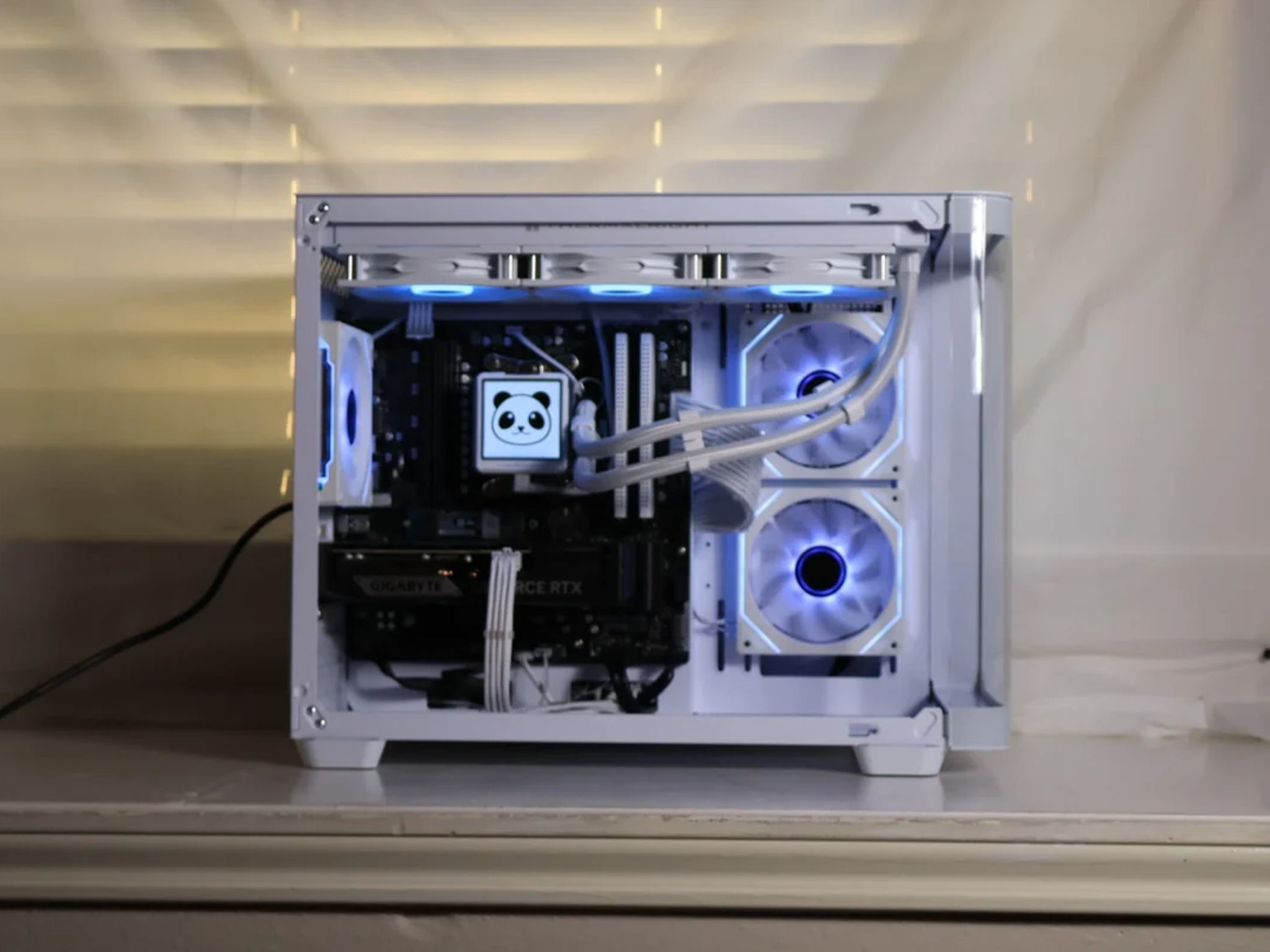 🧊Icebox v2 | RTX 5060 ti 16gb Ryzen 5 9600x🧊