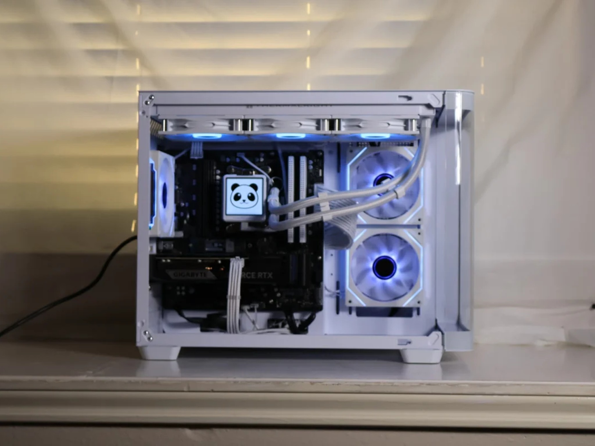 🧊Icebox v2 | RTX 5060 ti 16gb Ryzen 5 9600x🧊