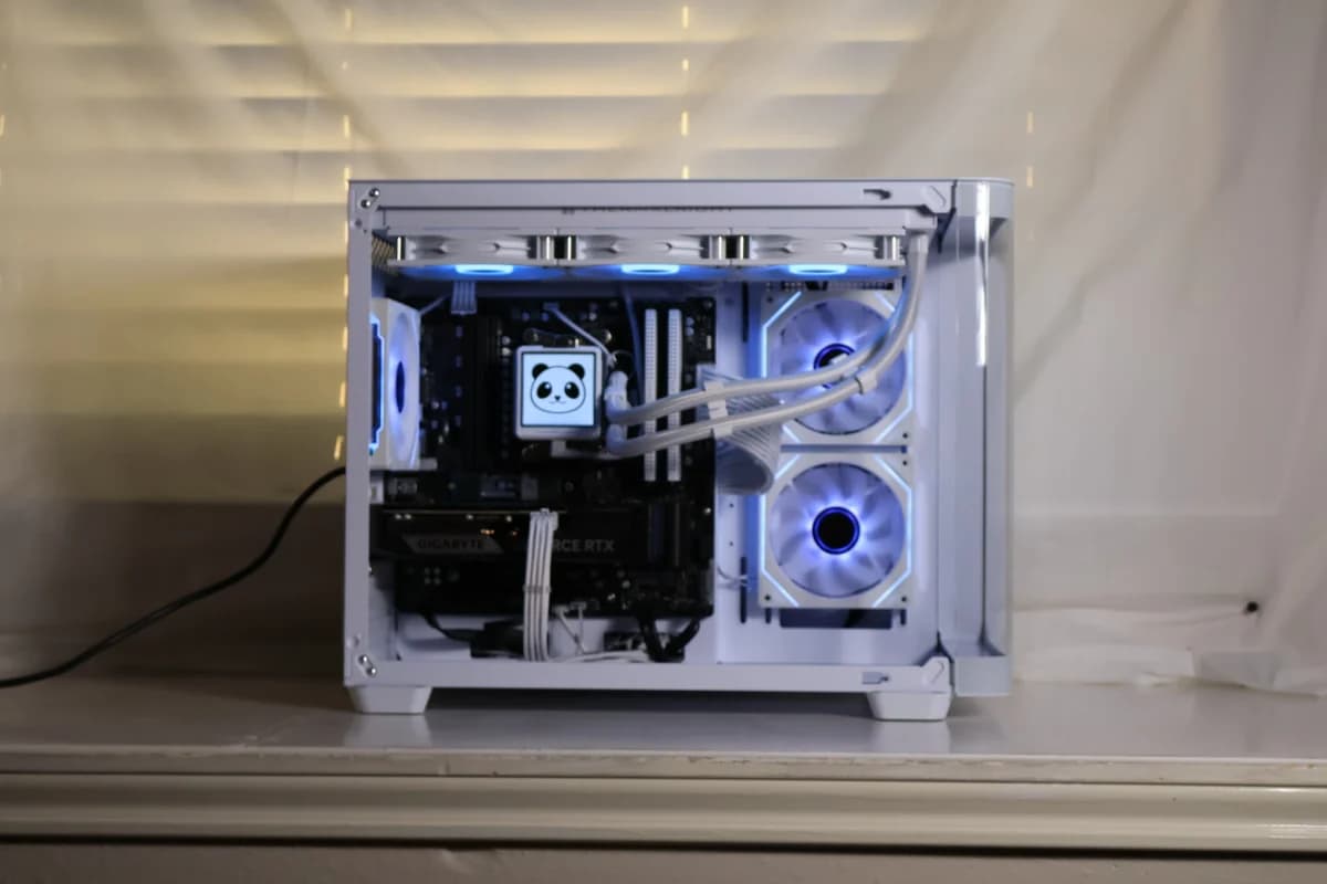 🧊Icebox v2 | RTX 5060 ti 16gb Ryzen 5 9600x🧊