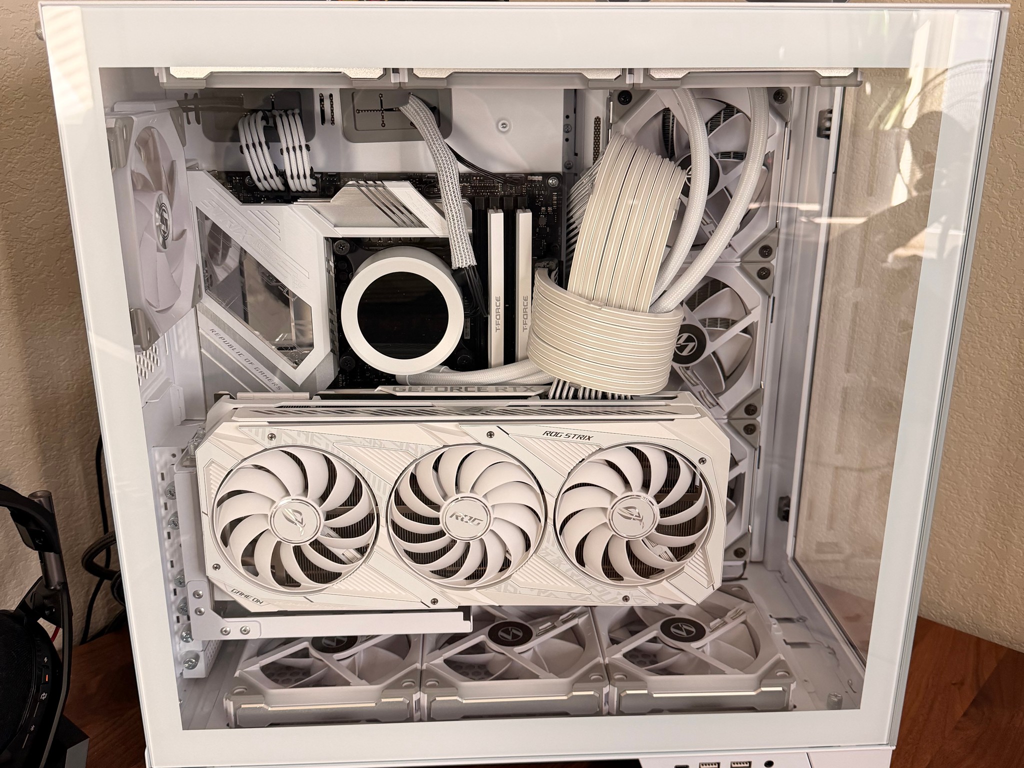 All White Gaming PC: i9 12900k paired with a Asus ROG Strix 3090