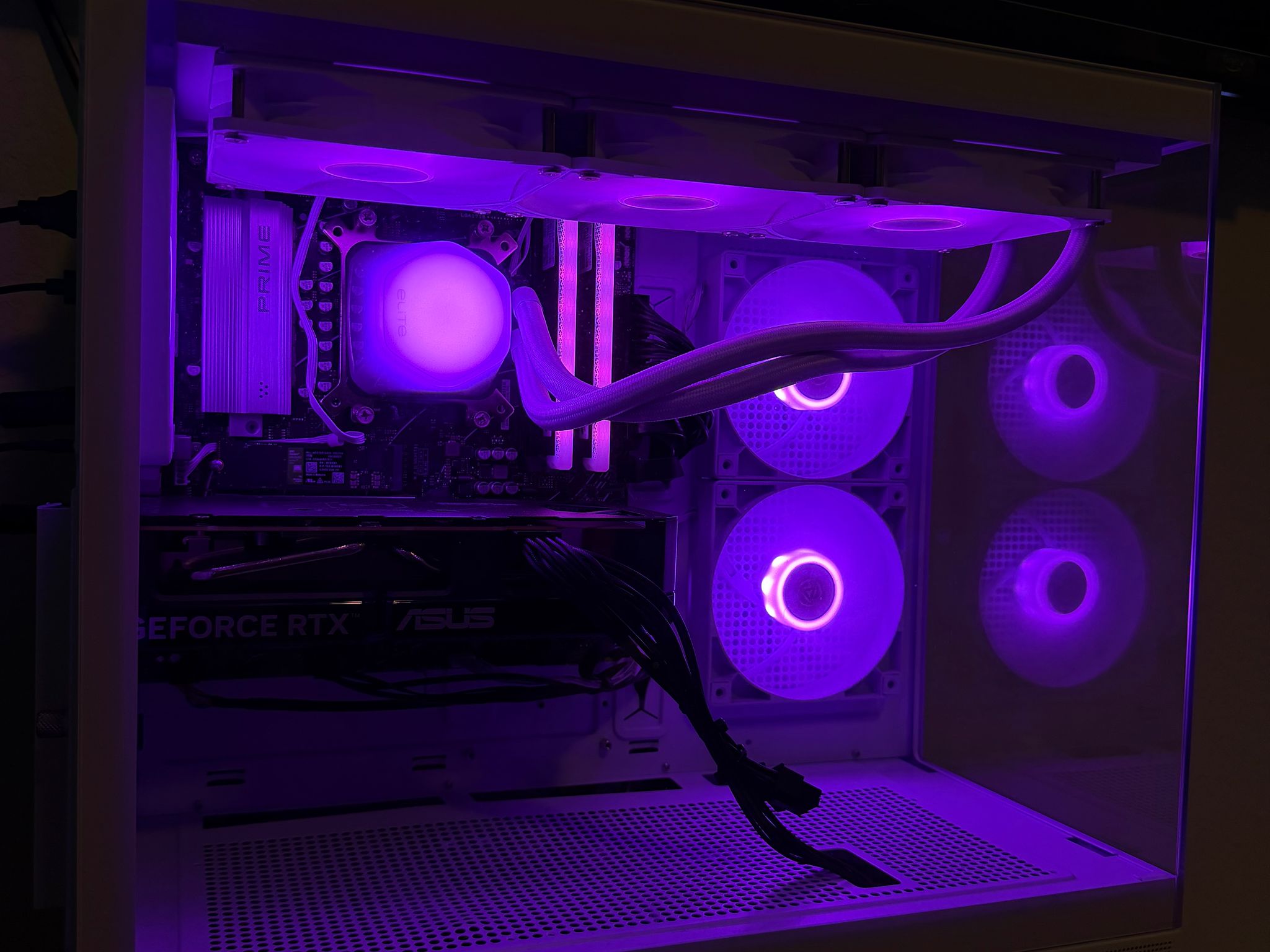 Skytech Gaming Azure 3, RTX 5060, AMD 9700X, AIO Liquid Cooling, 32 GB DDR5 RAM, 1TB NVMe SSD