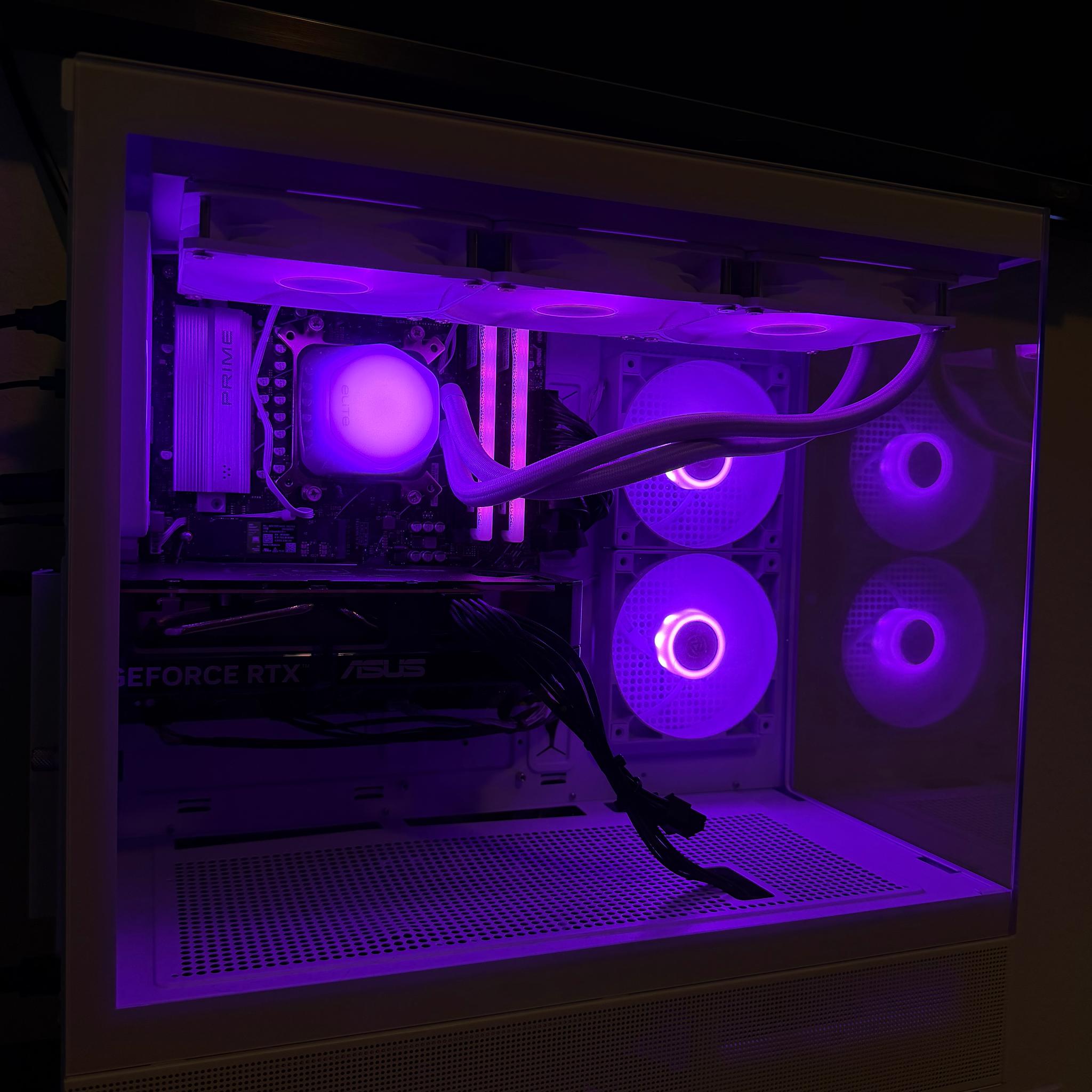 Skytech Gaming Azure 3, RTX 5060, AMD 9700X, AIO Liquid Cooling, 32 GB DDR5 RAM, 1TB NVMe SSD