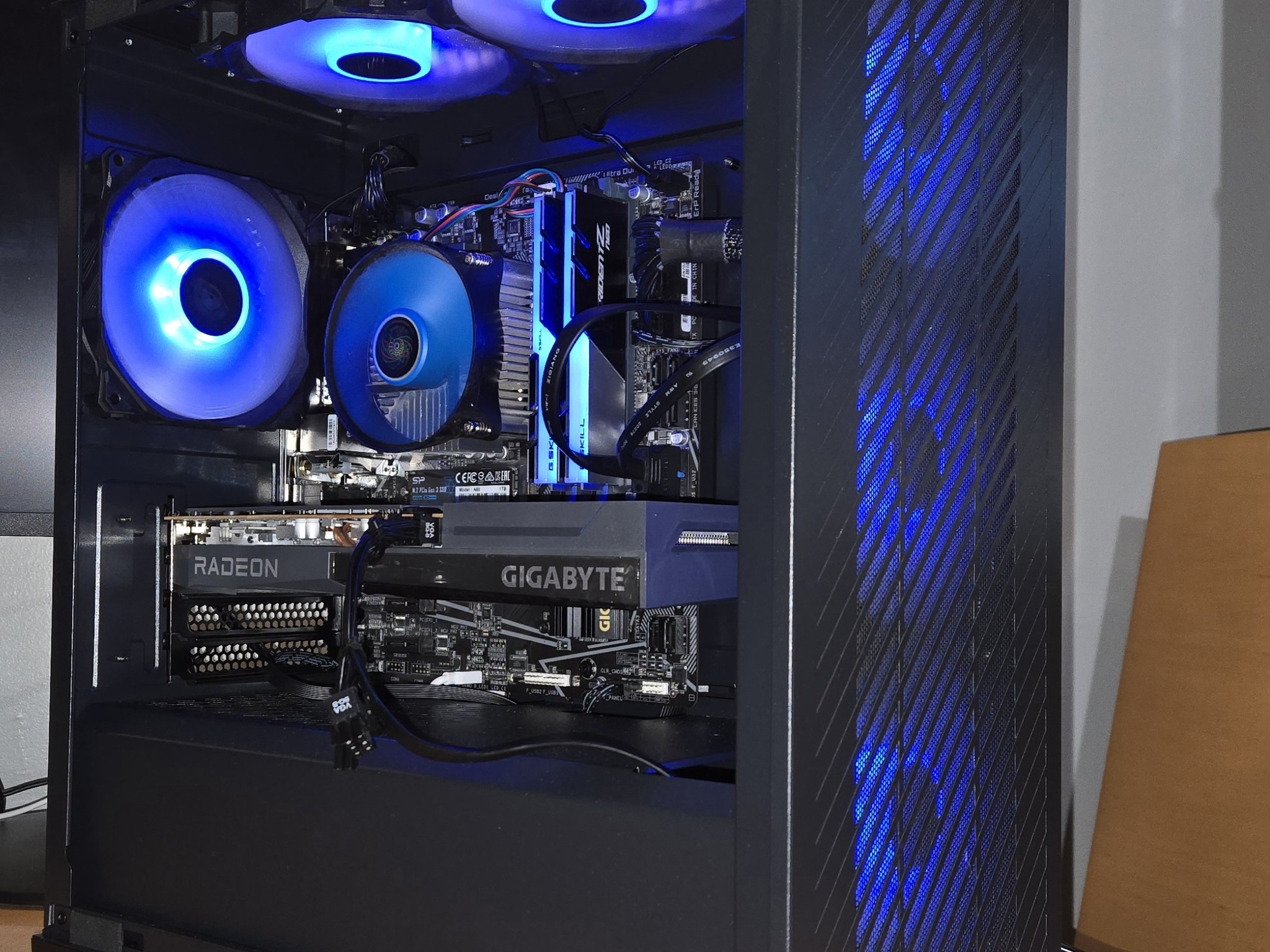 Nautilus: RX6600 Core i5 10400F with 32GB RAM, 1TB NVMe, internal Wifi + BT