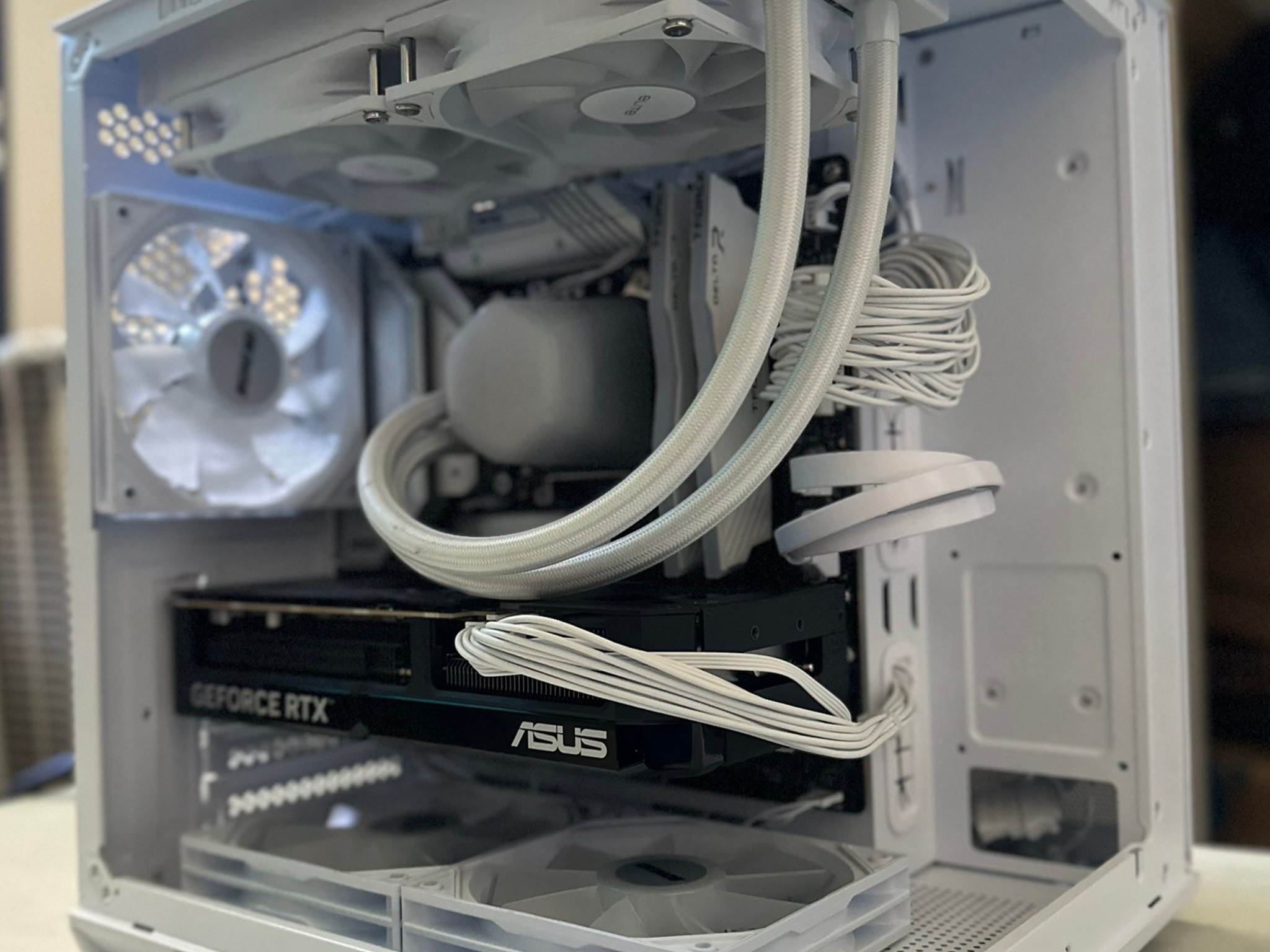 *White Build* i7-13700K / RTX 5070 / 1TB NVME / 32GB RAM