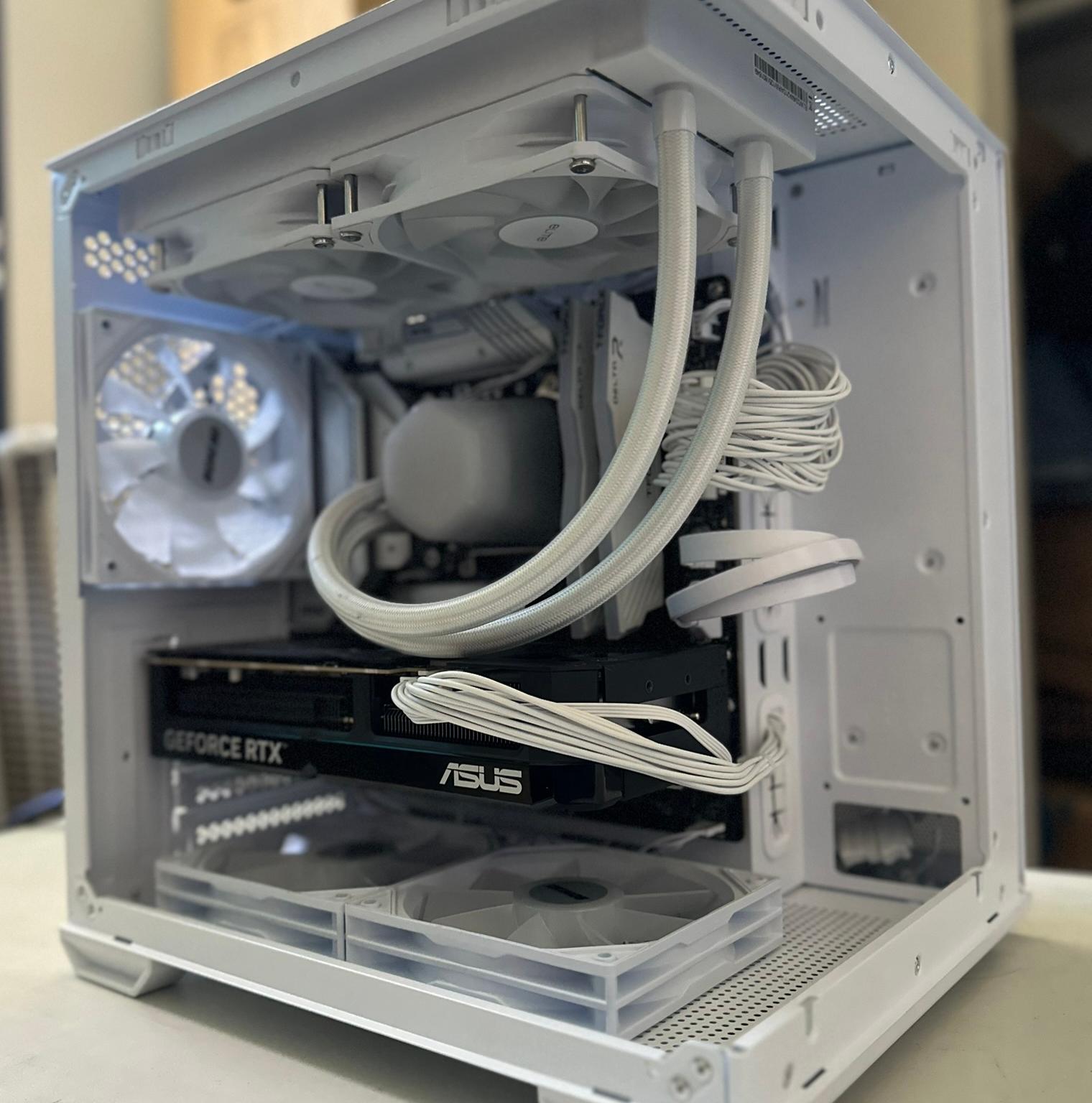 *White Build* i7-13700K / RTX 5070 / 1TB NVME / 32GB RAM