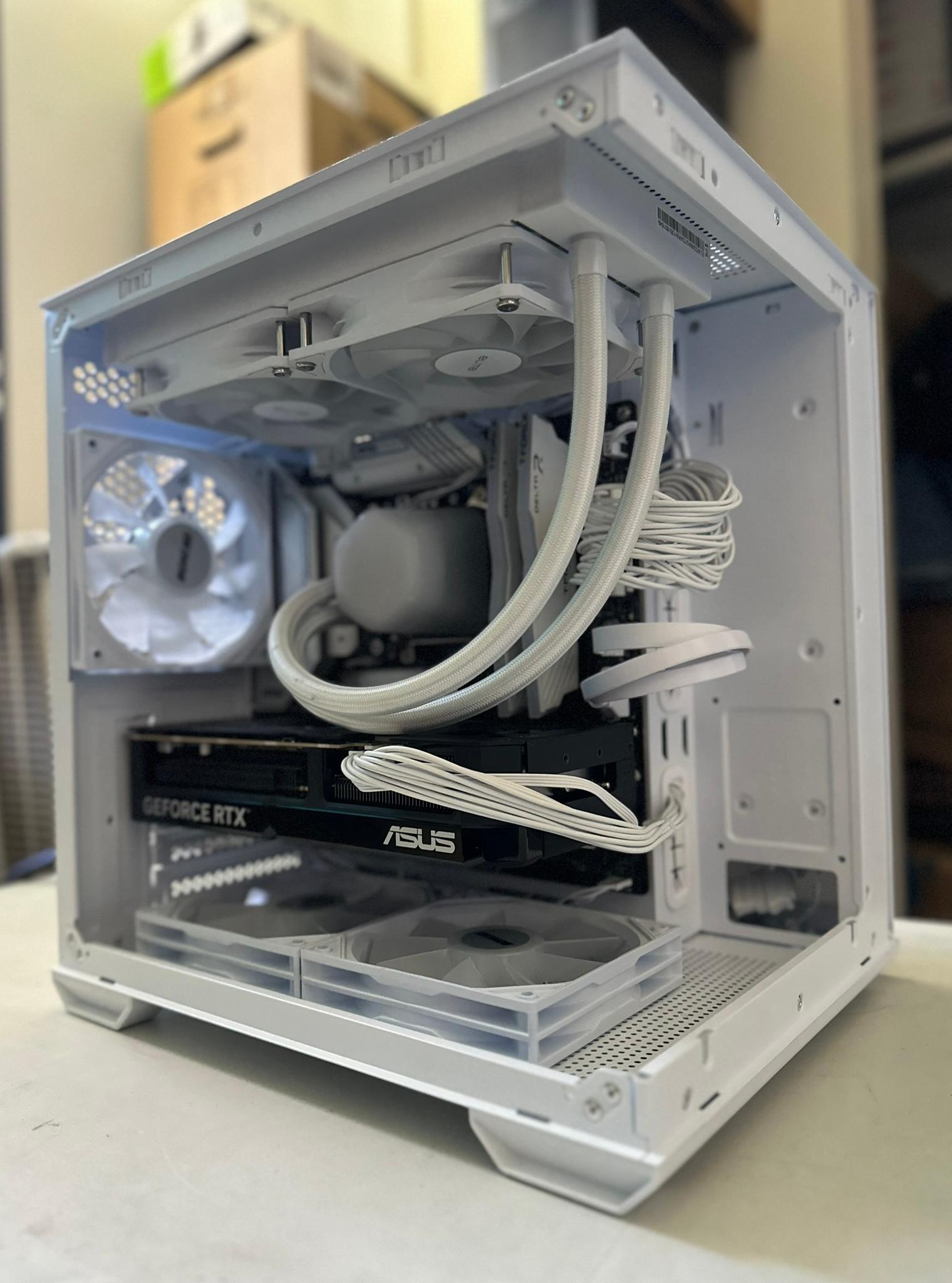 *White Build* i7-13700K / RTX 5070 / 1TB NVME / 32GB RAM