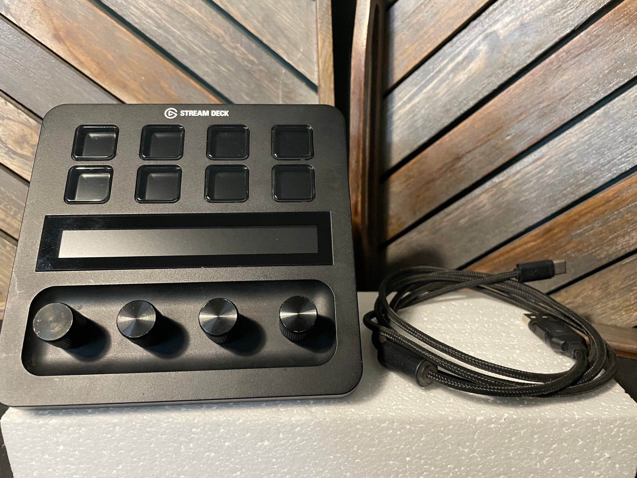 Elgato Stream Deck+ - 8 programmable buttons - Touchscreen display - 4 programmable dials