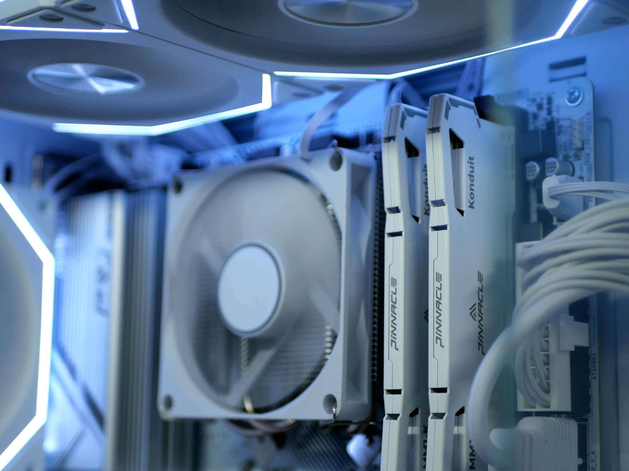 🧊|RTX 4060, Ryzen 5 3600 White gaming PC