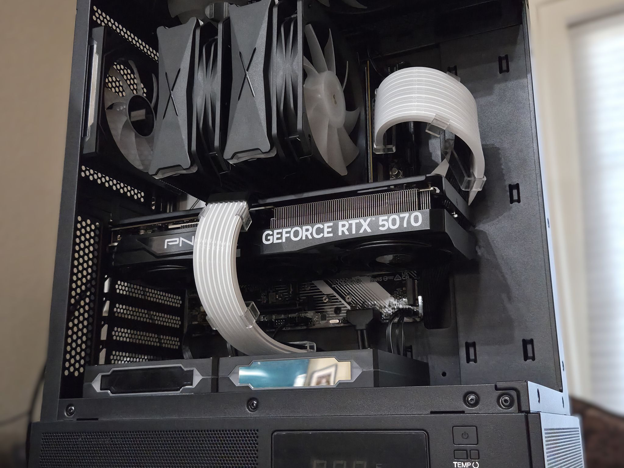 Super!💥 7700 | 5070 | 32GB DDR5 | 2TB Gen4 NVMe | Temp Display