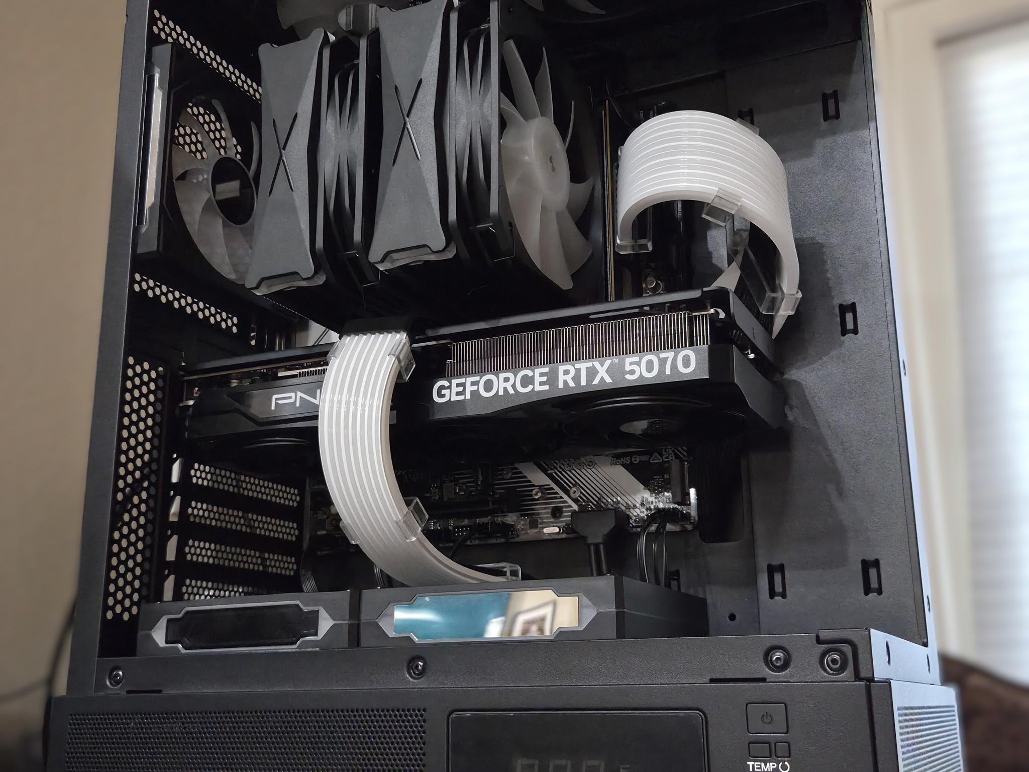 Super!💥 7700|5070|DDR5-32GB|2TB|Temp Display
