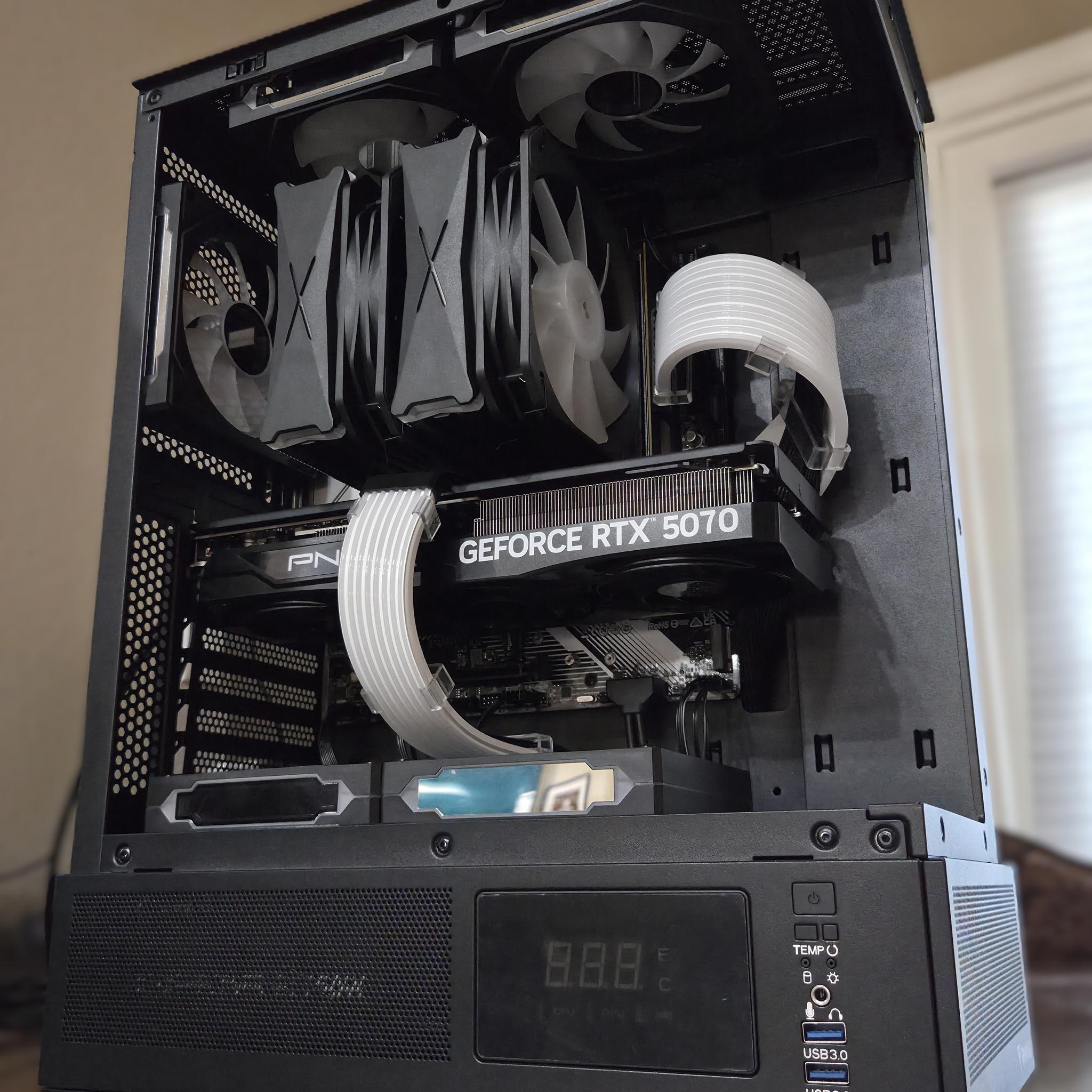 Super!💥 7700|5070|DDR5-32GB|2TB|Temp Display