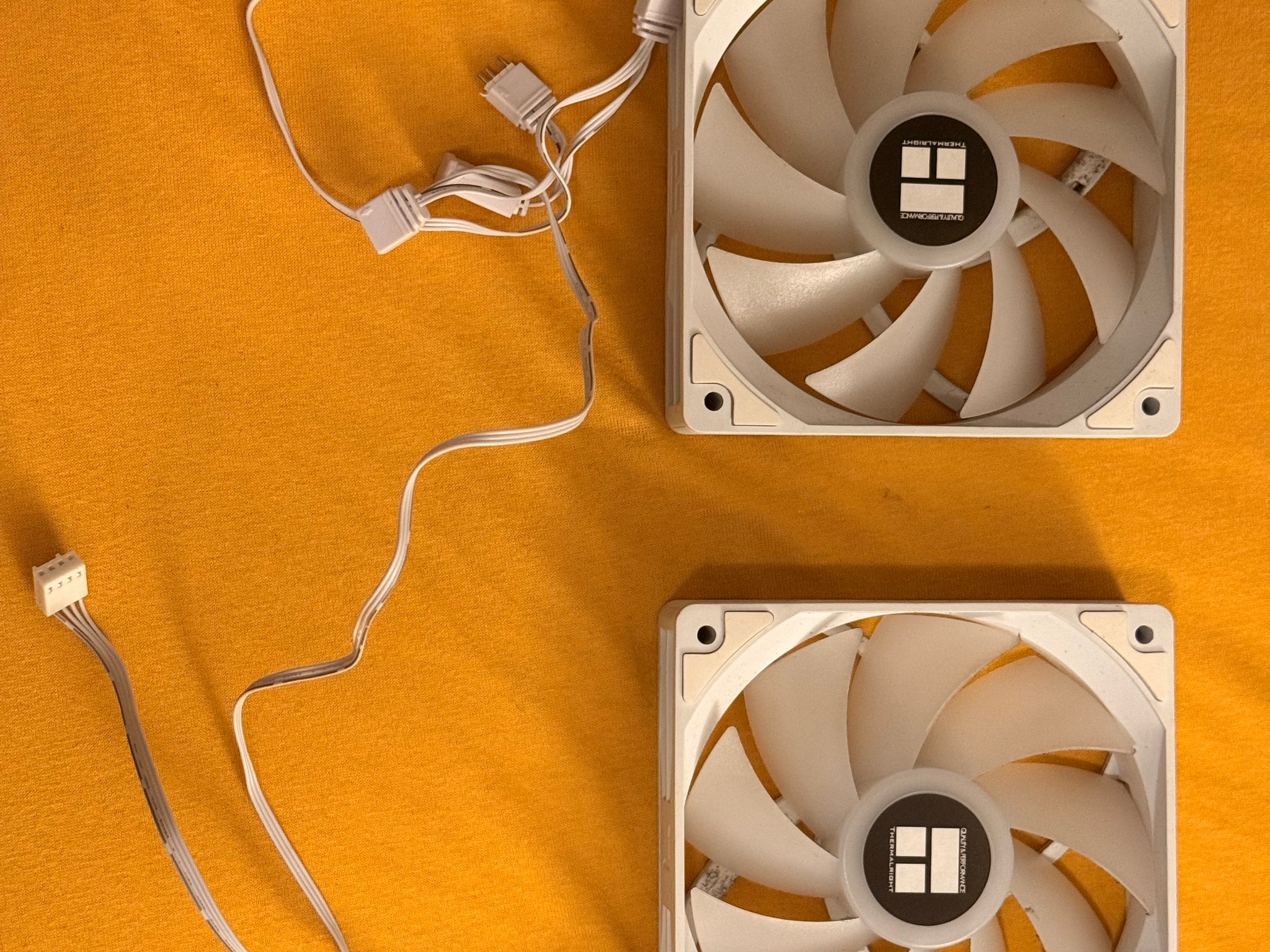 2x NZXT RF-Q12CR Case Fans 2x Thermalright TL-C12CW RGB Case Fans