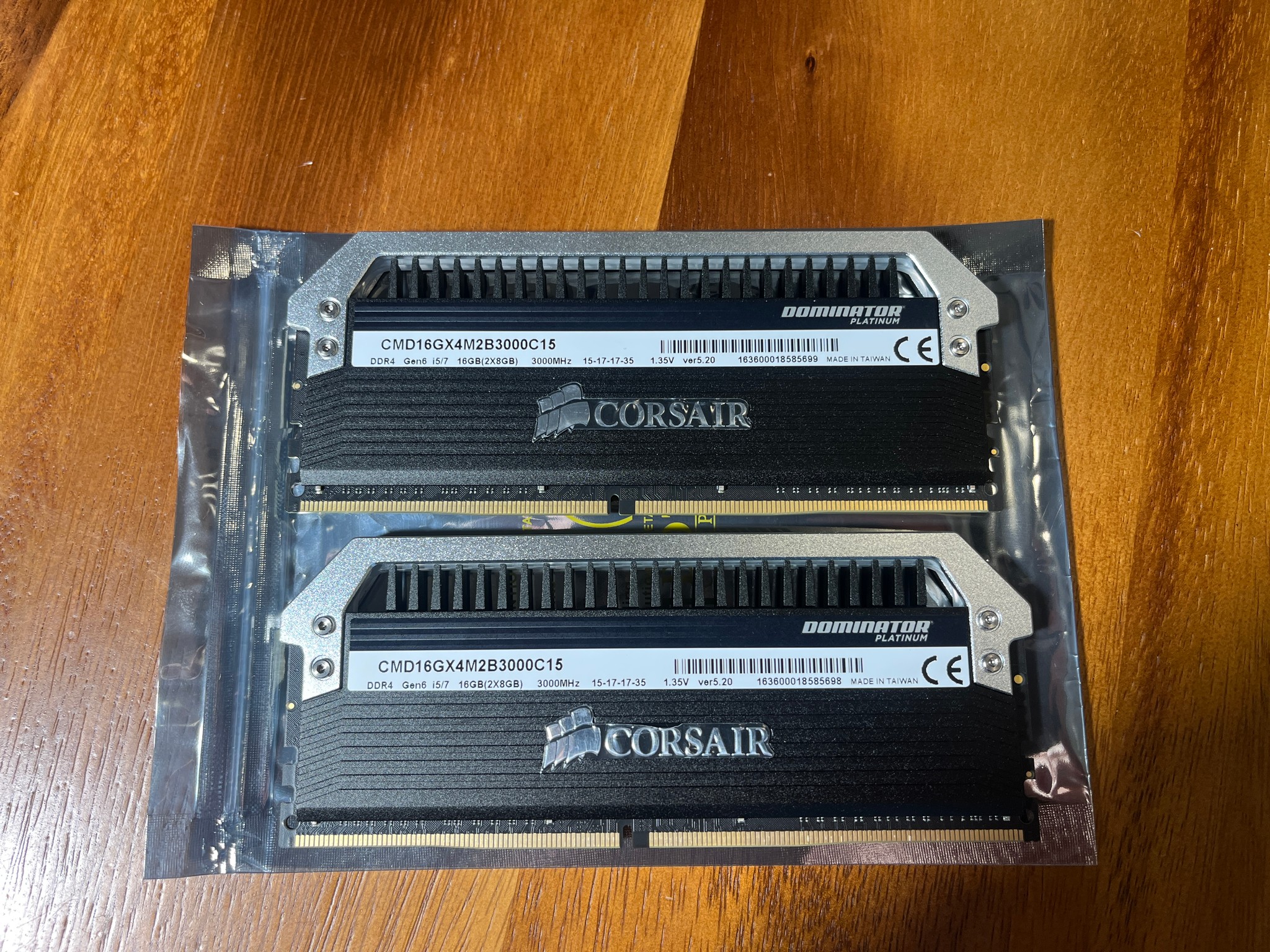 Corsair Dominator Platinum DDR4 16GB (2x8GB) 3000 MHz CMD16GX4M2B3000C15