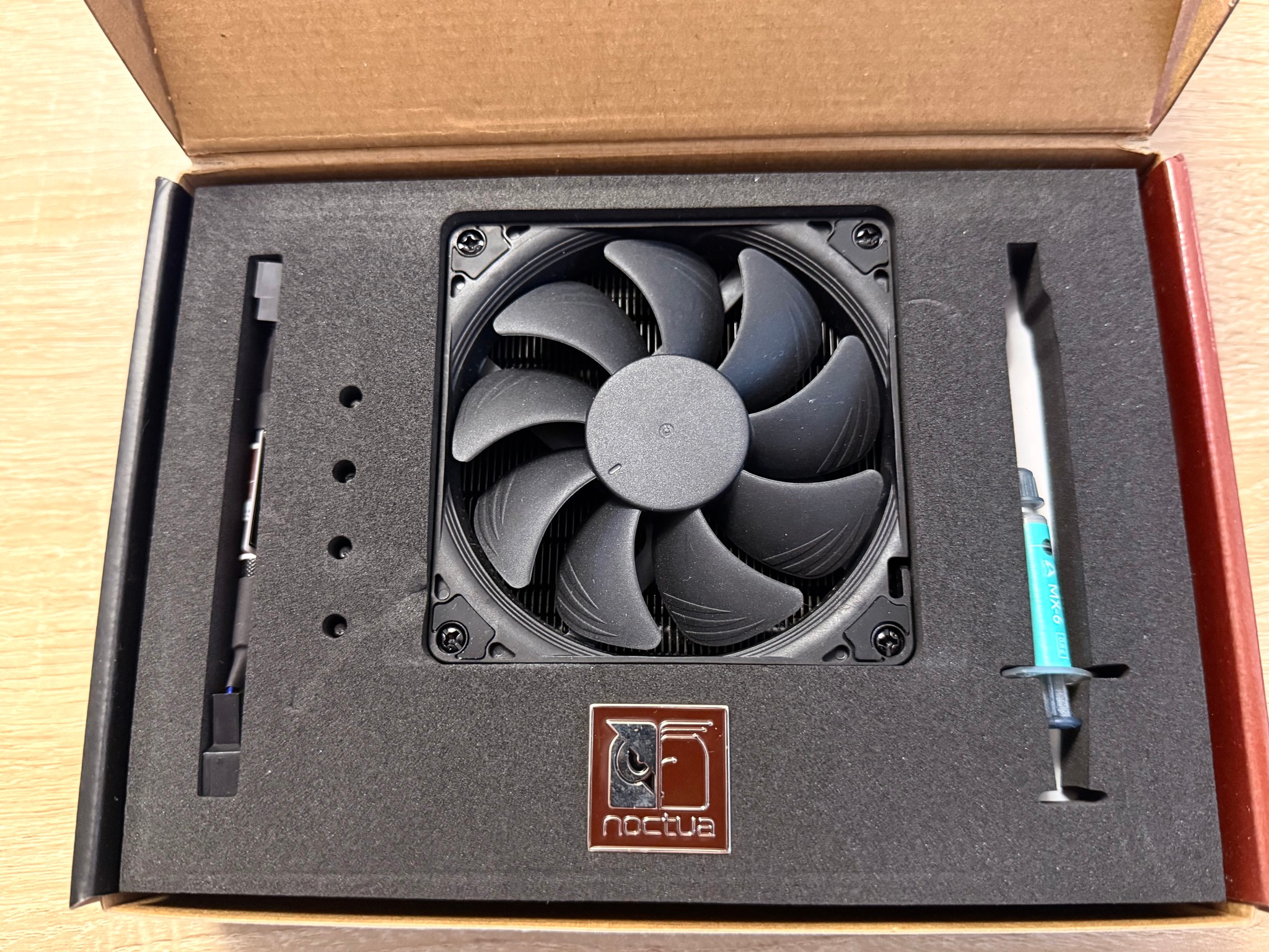 Noctua NH-L9a-AM4 chromax , Low-Profile CPU Cooler for AMD AM4 (Black)