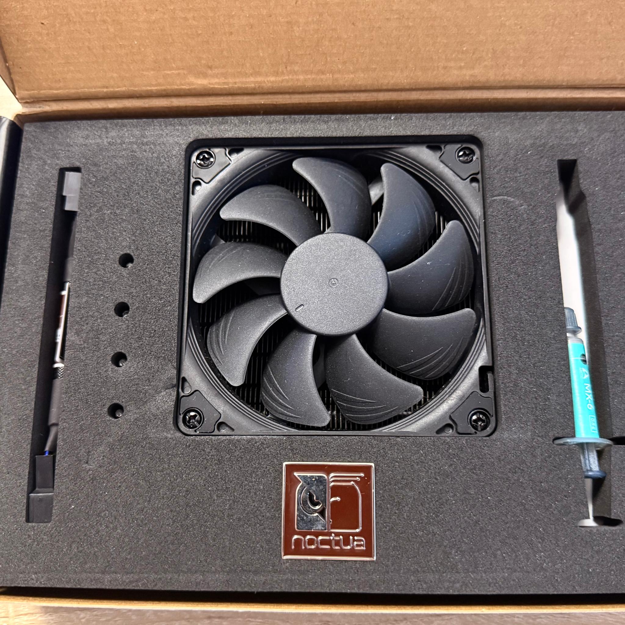 Noctua NH-L9a-AM4 chromax , Low-Profile CPU Cooler for AMD AM4 (Black)