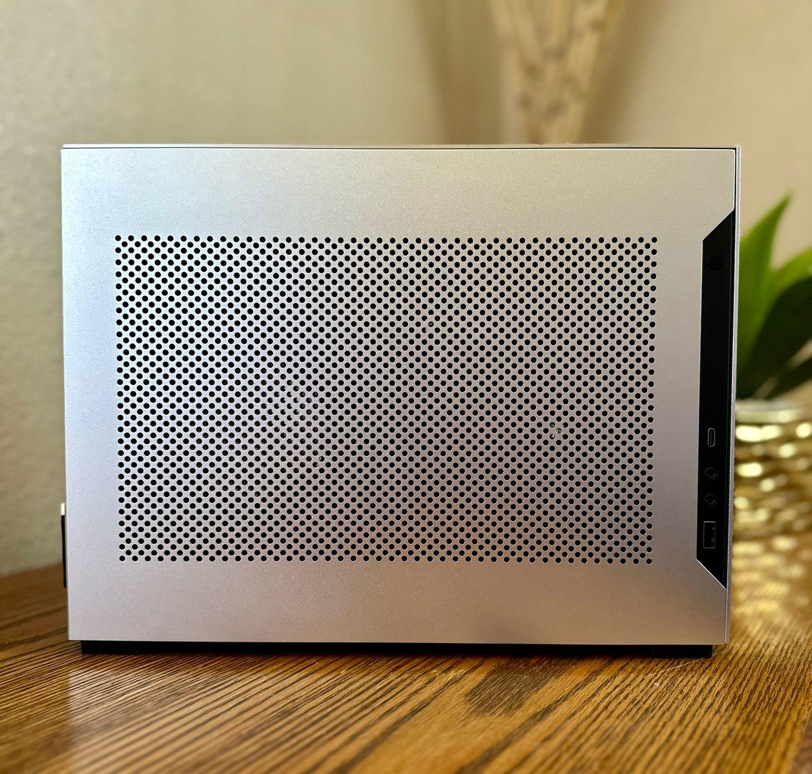 SFF PC RTX 5070 TI + R7X3D